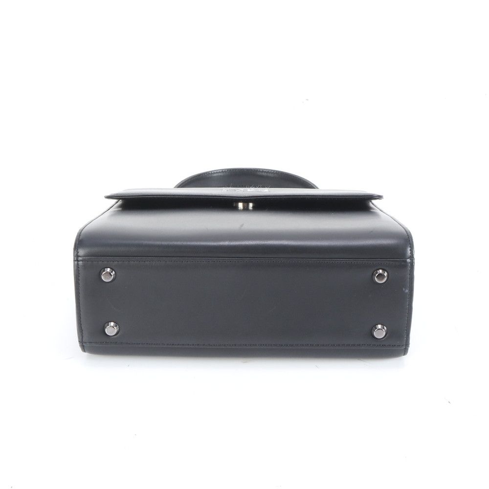 美品 ジバンシー 4G ステッチ ロゴ フルフラップ レザー ハンドバッグ ジバンシィ「4G ハンドバッグ」のモノグラムキャンバスバージョンをご