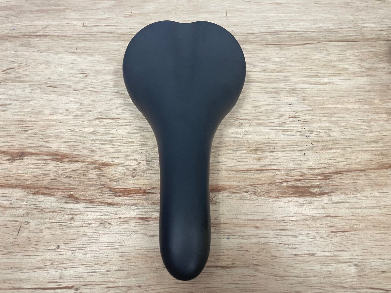 fabric ファブリック スクープ プロ シャロー カーボンサドル サドル】fabric Scoop Shallow proを愛用してみての長期レビュー