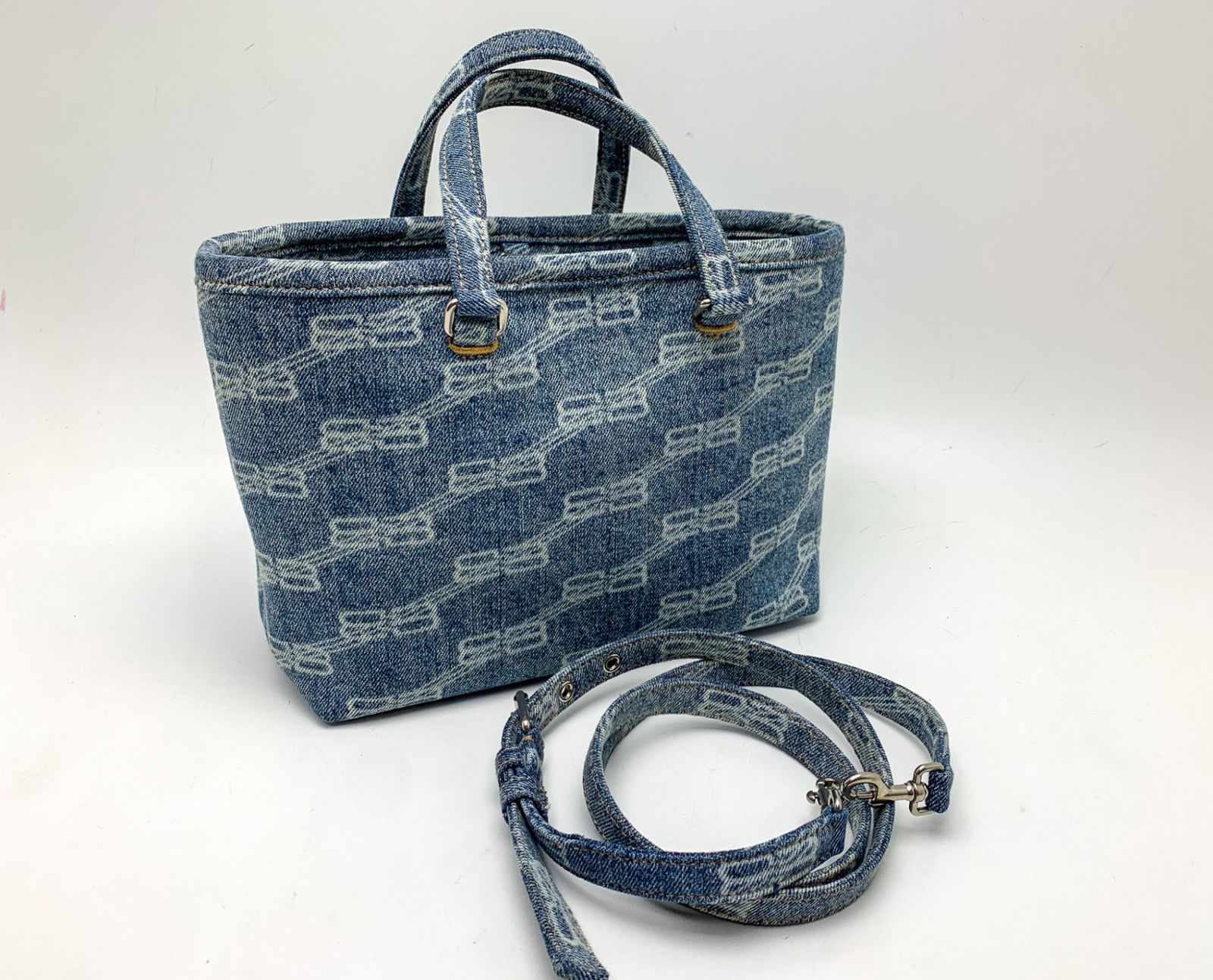 BALENCIAGA バレンシアガ デニム BBモノグラム シグネチャー スモール ショッパー 2wayハンドバッグ 702699 ショルダーバッグ 鞄 カバン ブランド 楽天市場】【BALENCIAGA】バレンシアガ『BBモノグラム シグネチャー