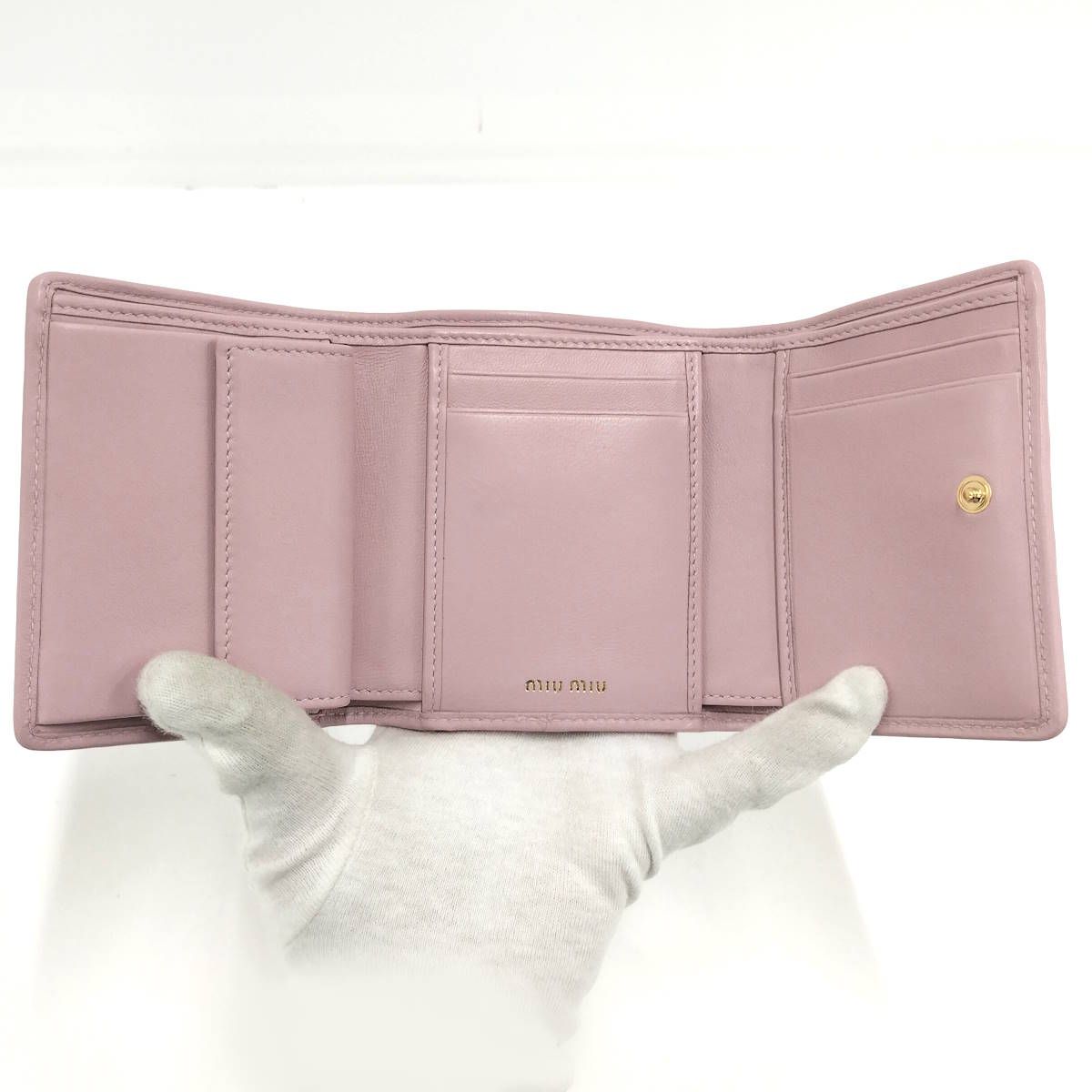 miu miu ピンク 三つ折り財布 マテラッセ 新品未使用 miu miu（ミュウミュウ） 三つ折り財布 マテラッセ レザー ピンク