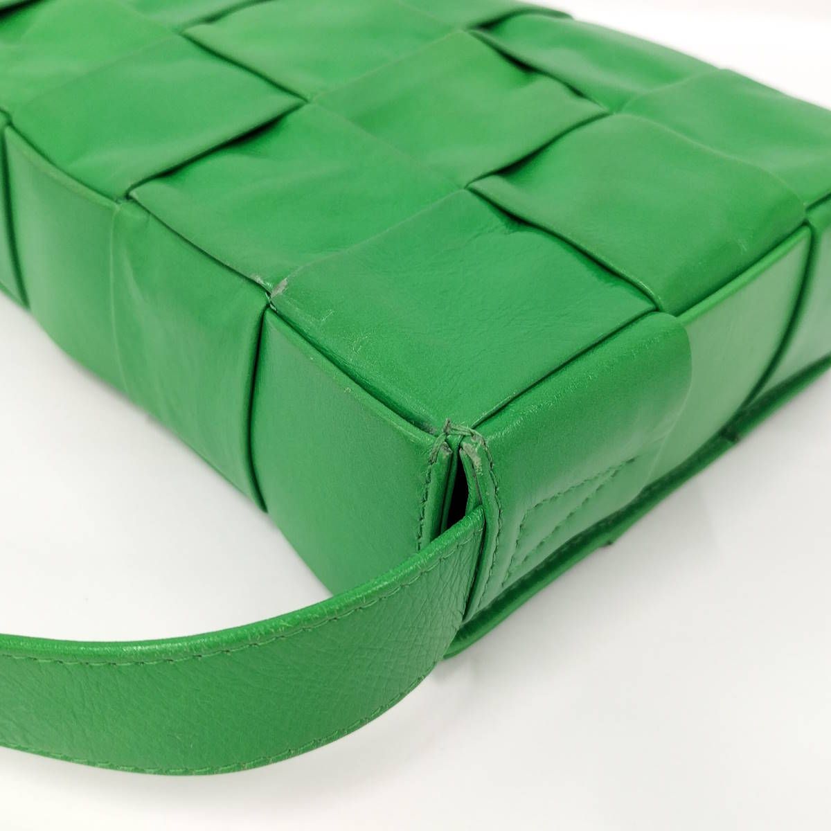 BOTTEGA VENETA ショルダーバッグ カセット イントレチャート レザー