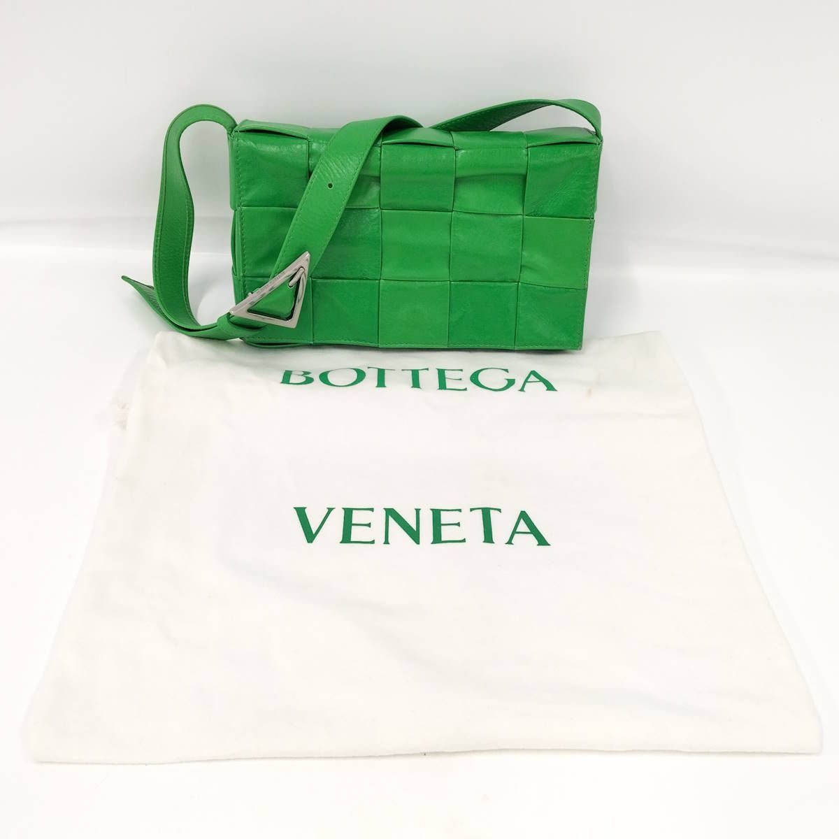 BOTTEGA VENETA ショルダーバッグ カセット イントレチャート レザー