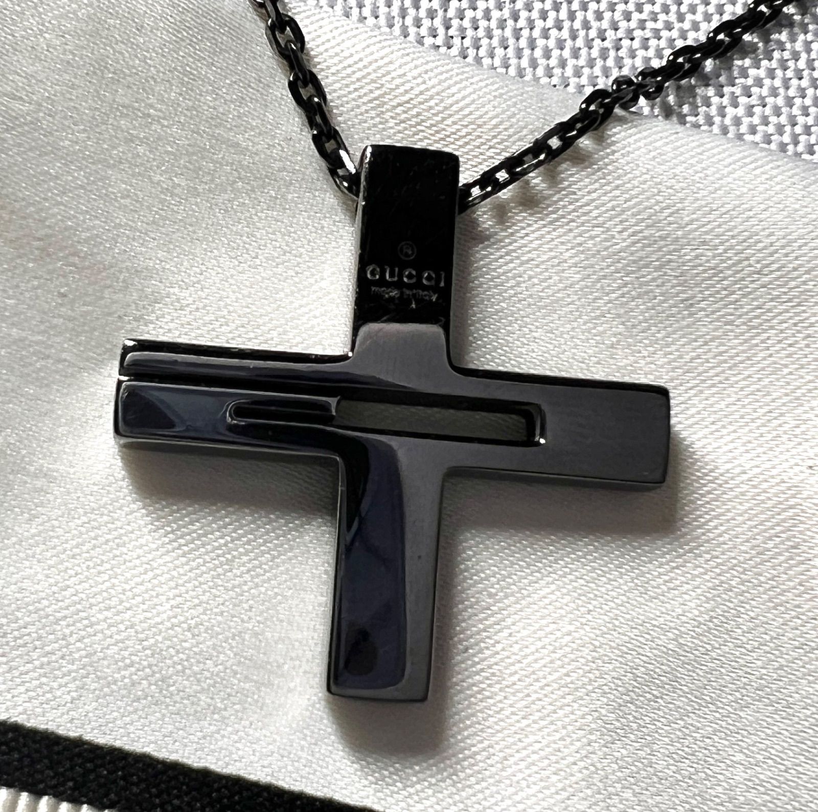 美品 GUCCI グッチ G カットアウト ブランドロゴクロスネックレス