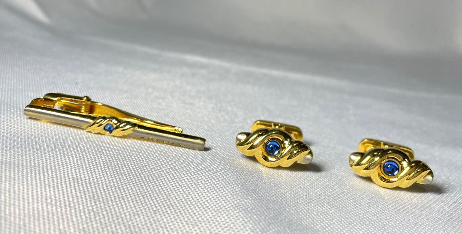 正規良 激レア ジバンシィ GGロゴコンビカラー カフス 金×銀 ダブルGボタン 正規良 激レア ジバンシィ GGロゴコンビカラー カフス 金×銀 ダブルG