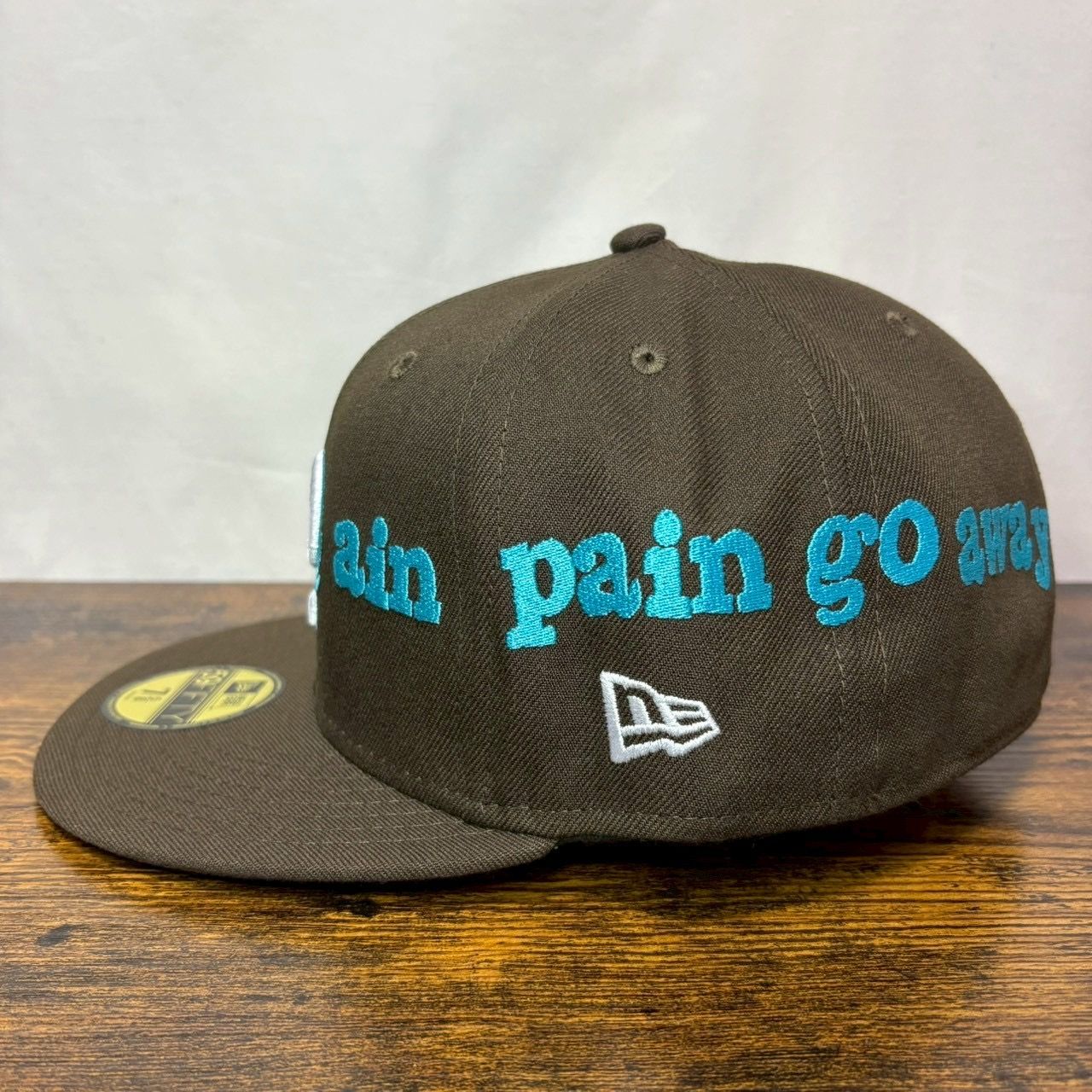 pain pain go away コラボ　キャップ　堀夏喜　new era K89 ニューエラ 59 Pain pain go away 堀夏喜 1740 - メルカリ