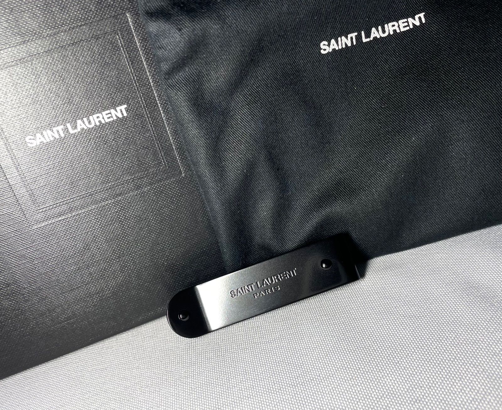 美品 SAINT LAURENT PARIS サンローランパリ ブランドロゴ文字 ブラックメタルマネークリップ 黒 札挟み ウォレット 財布 付属品あり