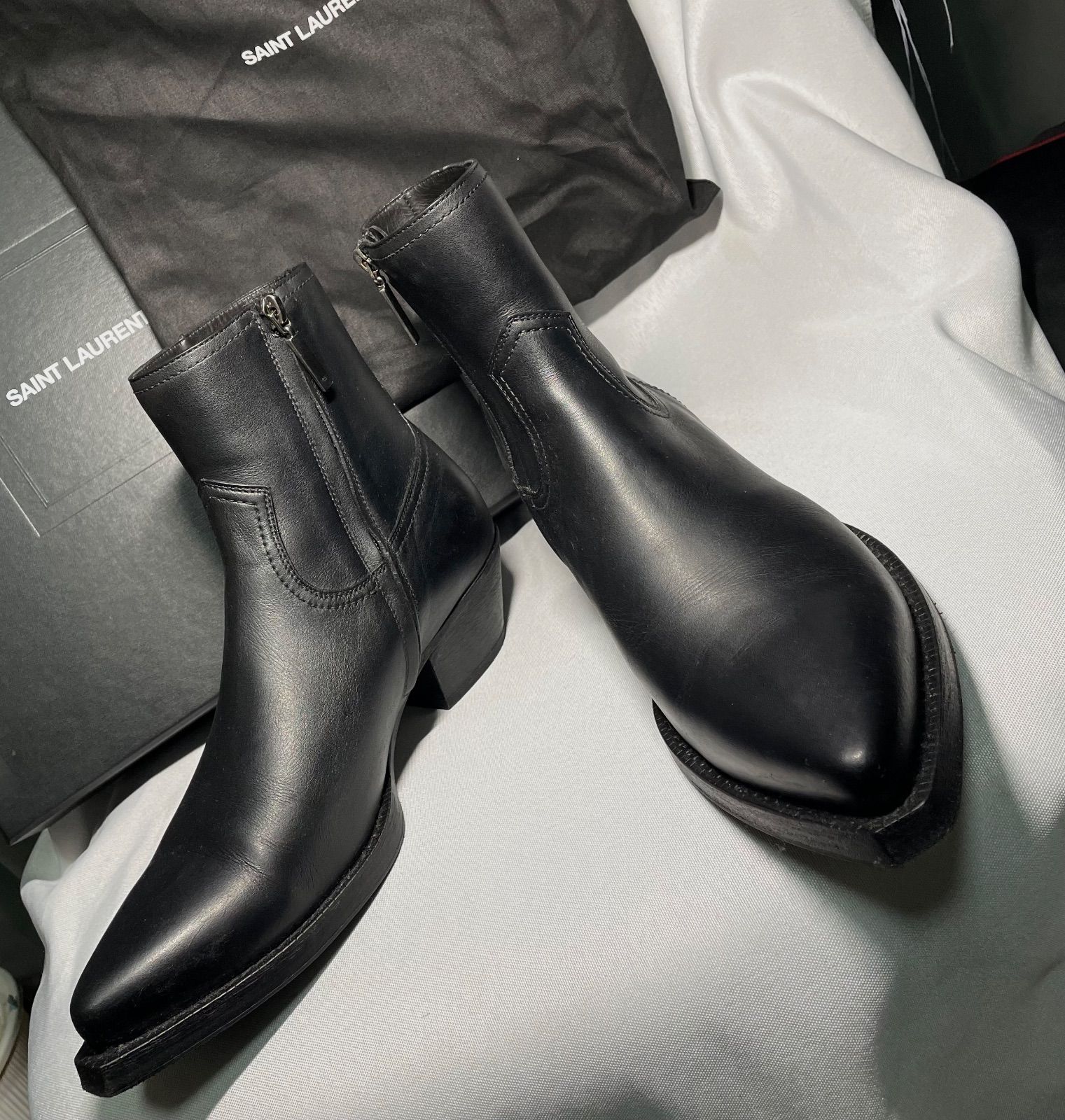 SAINT LAURENT ブラックレザーブーツ 保存袋付　サンローランパリ SAINT LAURENT ブラックレザーブーツ 保存袋付 サンローランパリ SAINT