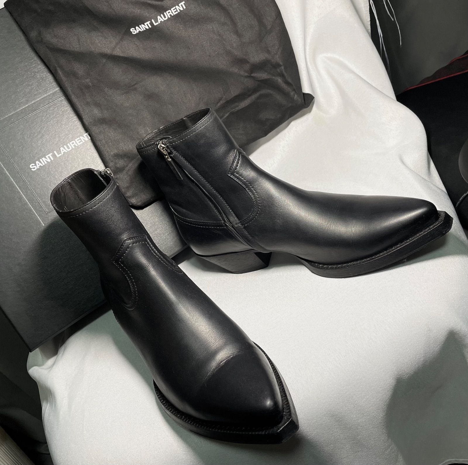 SAINT LAURENT ブラックレザーブーツ 保存袋付　サンローランパリ SAINT LAURENT ブラックレザーブーツ 保存袋付 サンローランパリ