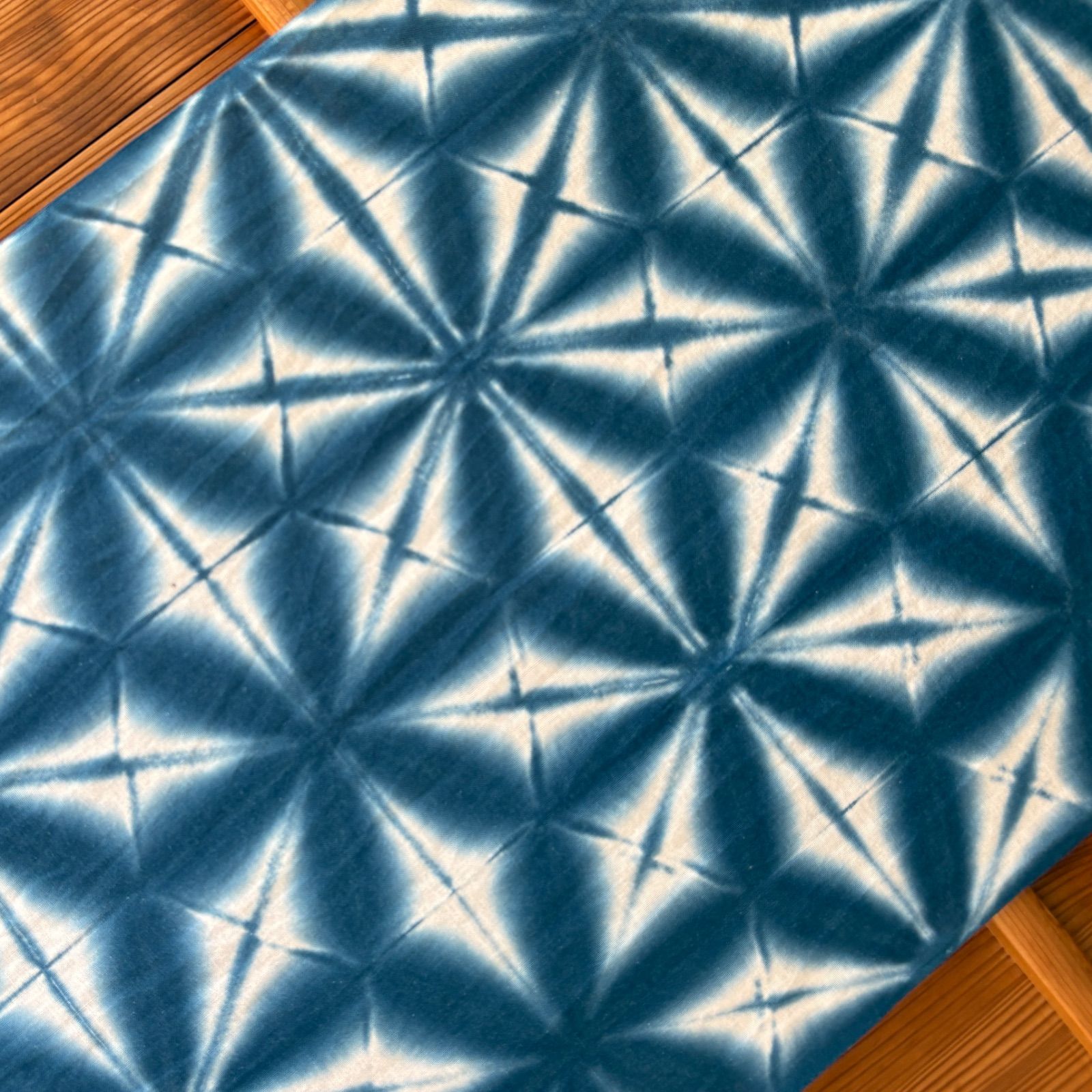 s120 【sato】 藍染 手ぬぐい 笹の葉のようなシャープさ 麻の葉絞り