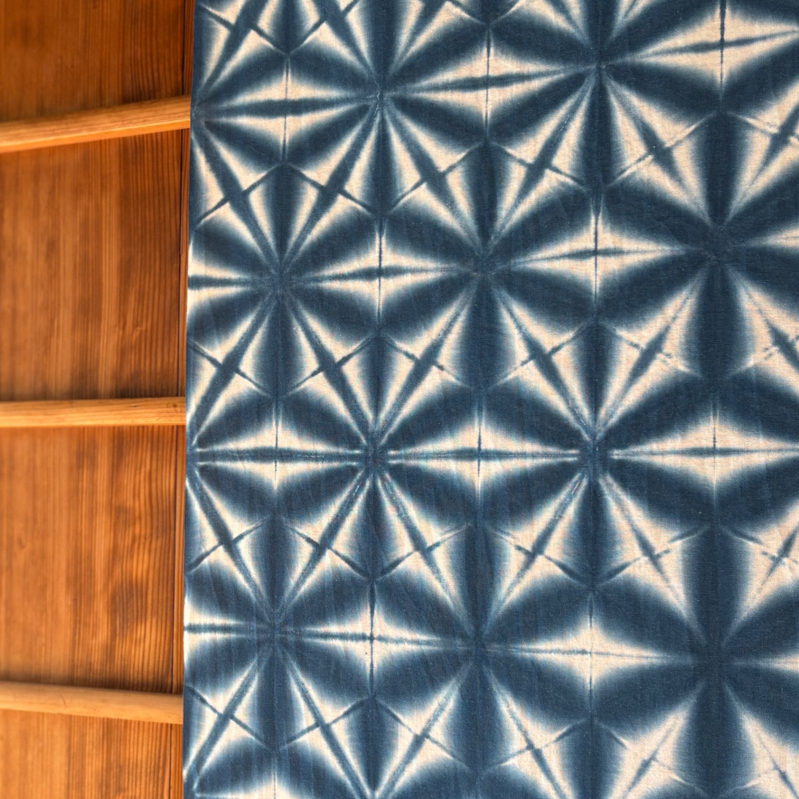 s120 【sato】 藍染 手ぬぐい 笹の葉のようなシャープさ 麻の葉絞り