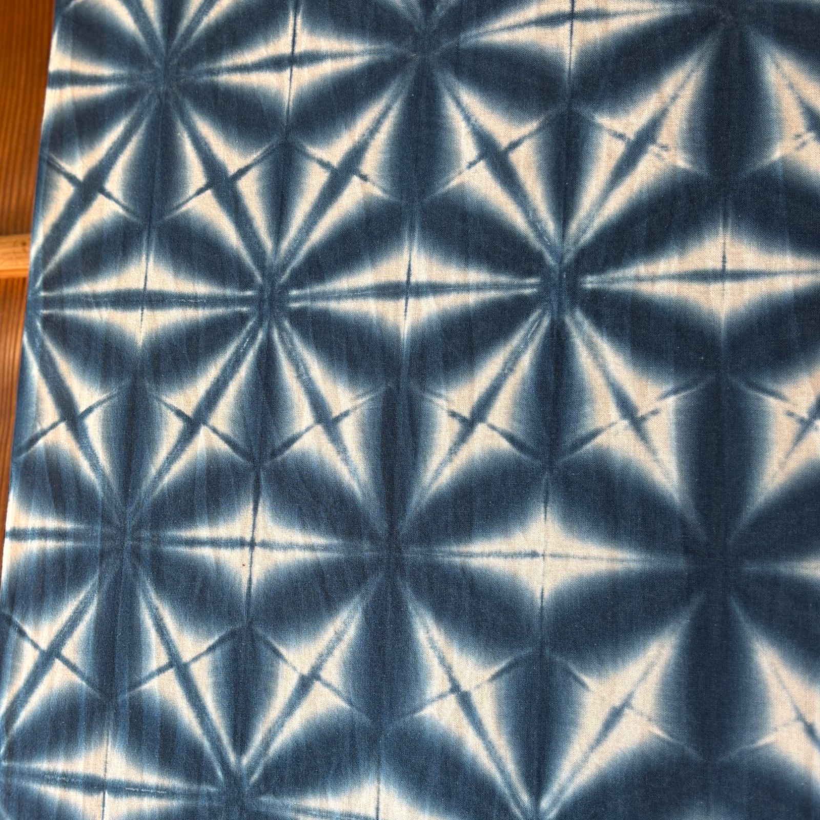 s120 【sato】 藍染 手ぬぐい 笹の葉のようなシャープさ 麻の葉絞り