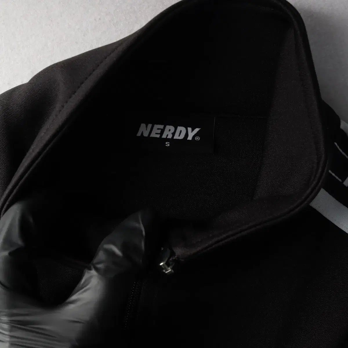 NERDY ロゴテープトラックジャージ　ジャケットのみ Amazon.co.jp: ノルディ ジップアップ NERDY RGB LOGO TAPE TRACK TOP