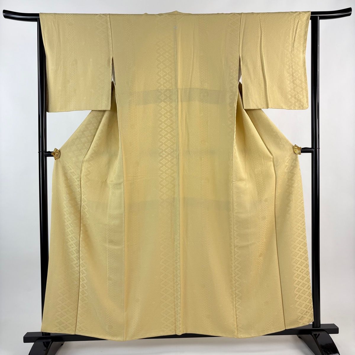 色無地 身丈156cm 裄丈63.5cm 正絹 秀品 【中古】 色無地 身丈156cm 裄丈63.5cm S 袷 地紋 薄黄土色 正絹 秀品 一つ紋