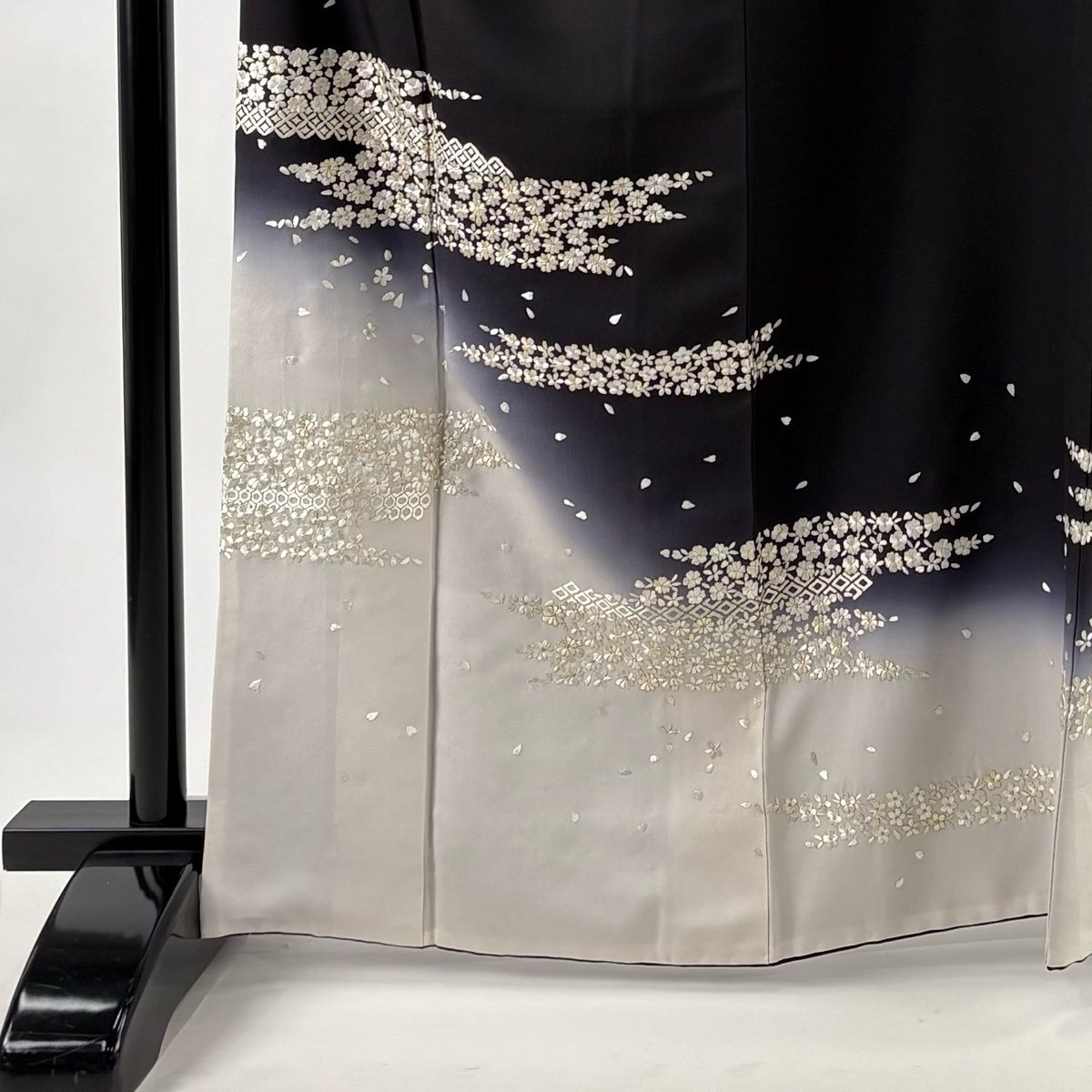 付下げ 身丈165.5cm 裄丈67cm M 袷 桜 霞 金糸 刺繍 墨色 正絹 名品