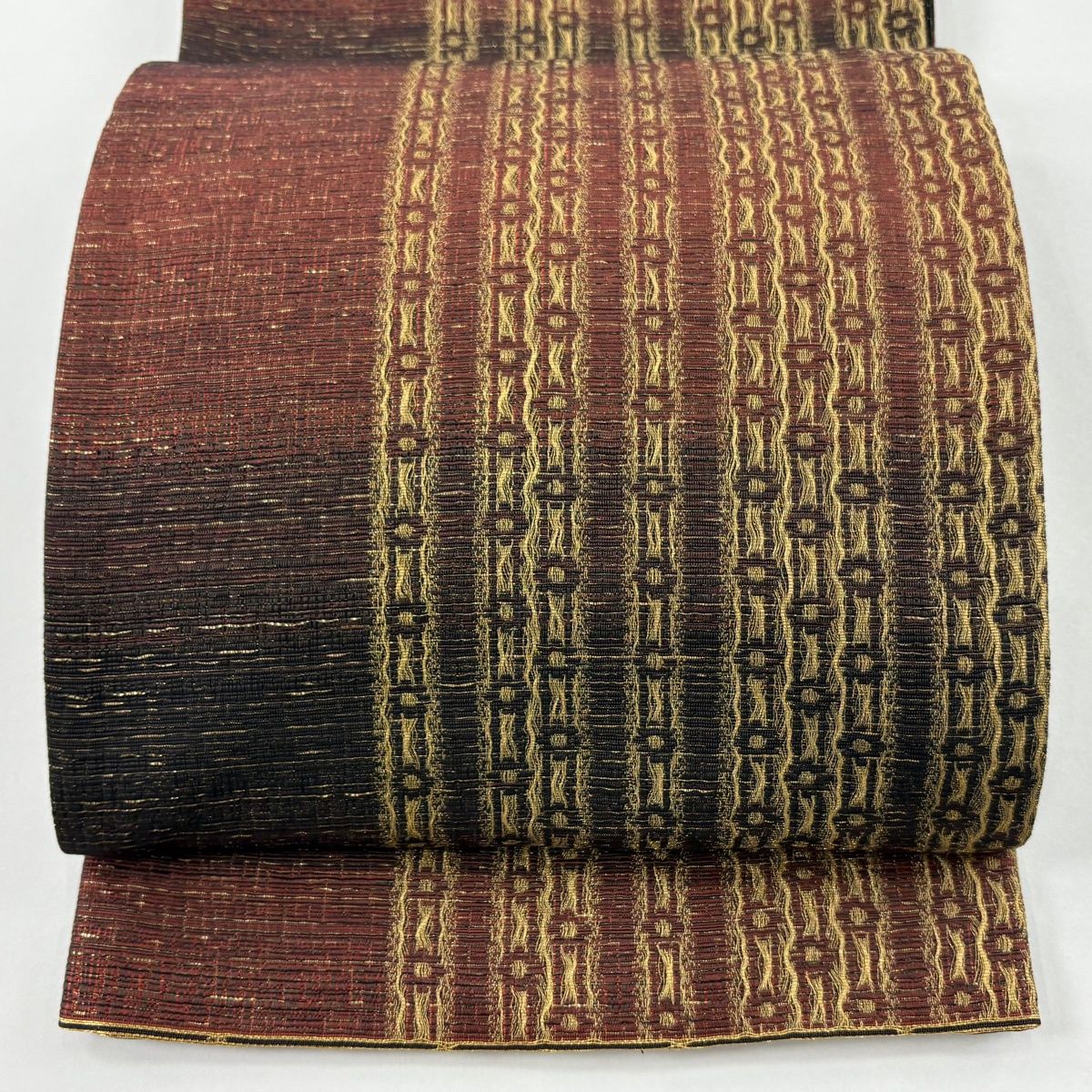 袋帯 秀品 本泥染 虹彩 幾何学 金糸 赤黒 全通 正絹 【中古】 - メルカリ