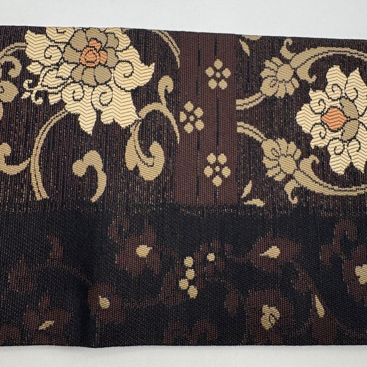 名古屋帯　花唐草　正絹 美品】 名古屋帯 秀品 草花 花唐草 焦茶色 正絹 【中古】 - メルカリ