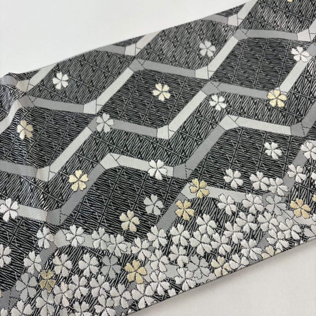 美品】 袋帯 名品 斉藤三才 落款 花 幾何学模様 金銀糸 黒灰 全通 正絹