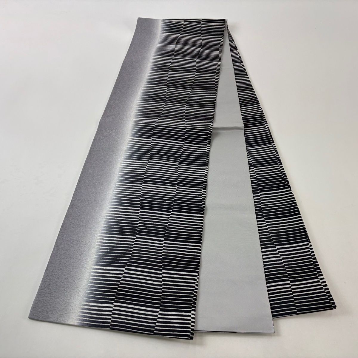 美品】 袋帯 名品 縞 幾何学模様 黒灰 全通 正絹 【中古】 - メルカリ