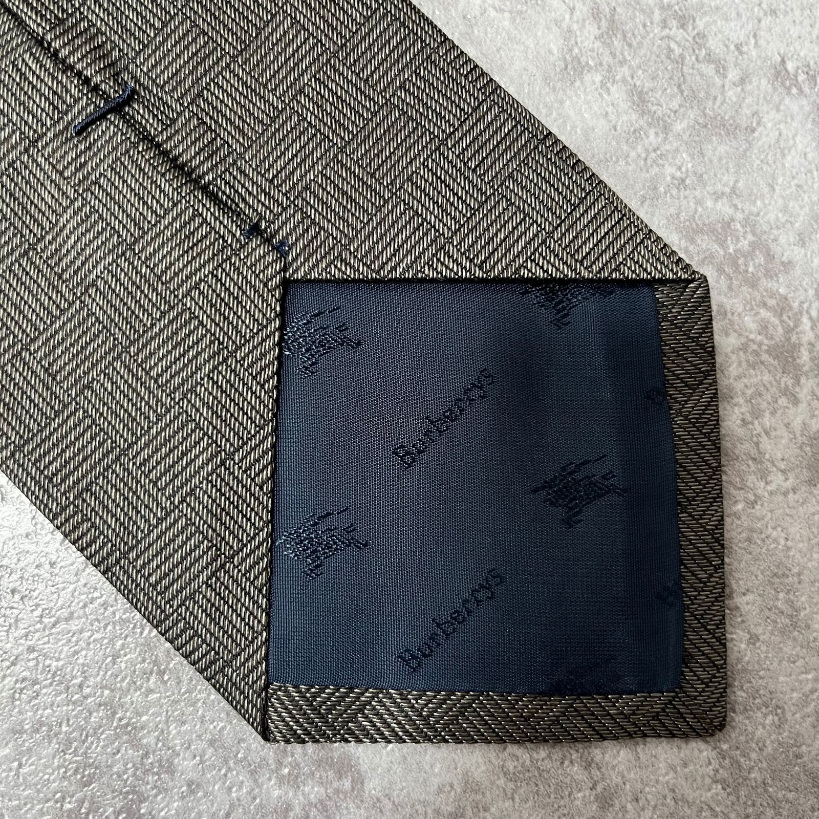 ꧁新品未使用꧂ バーバリー ネクタイ ホース ロゴ チェック シルバー グレー Burberry】ウール混ネクタイ グレー ロゴ入り ホースロゴ チェック
