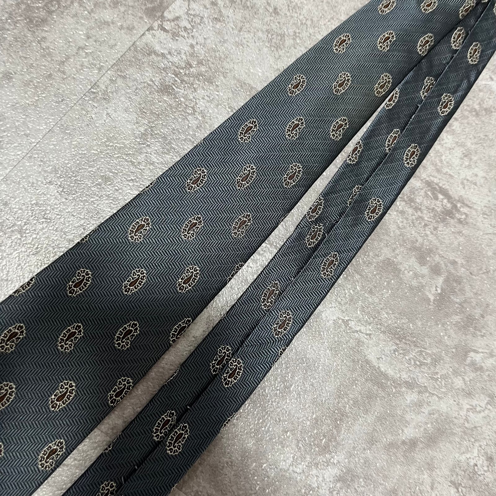 【Burberry】小紋ペイズリーネクタイ　グレー　ロゴ入り　ホースロゴ