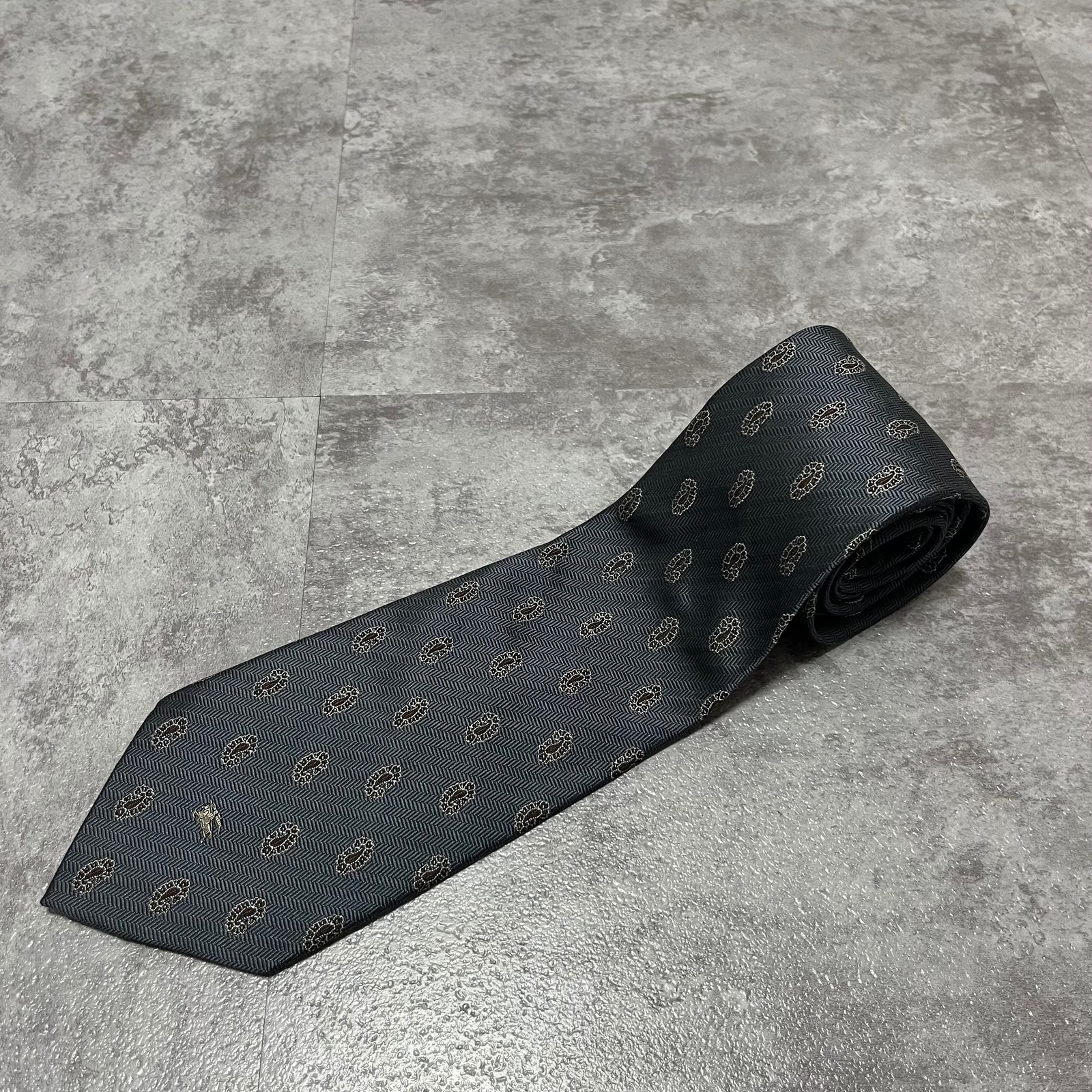 【Burberry】小紋ペイズリーネクタイ　グレー　ロゴ入り　ホースロゴ