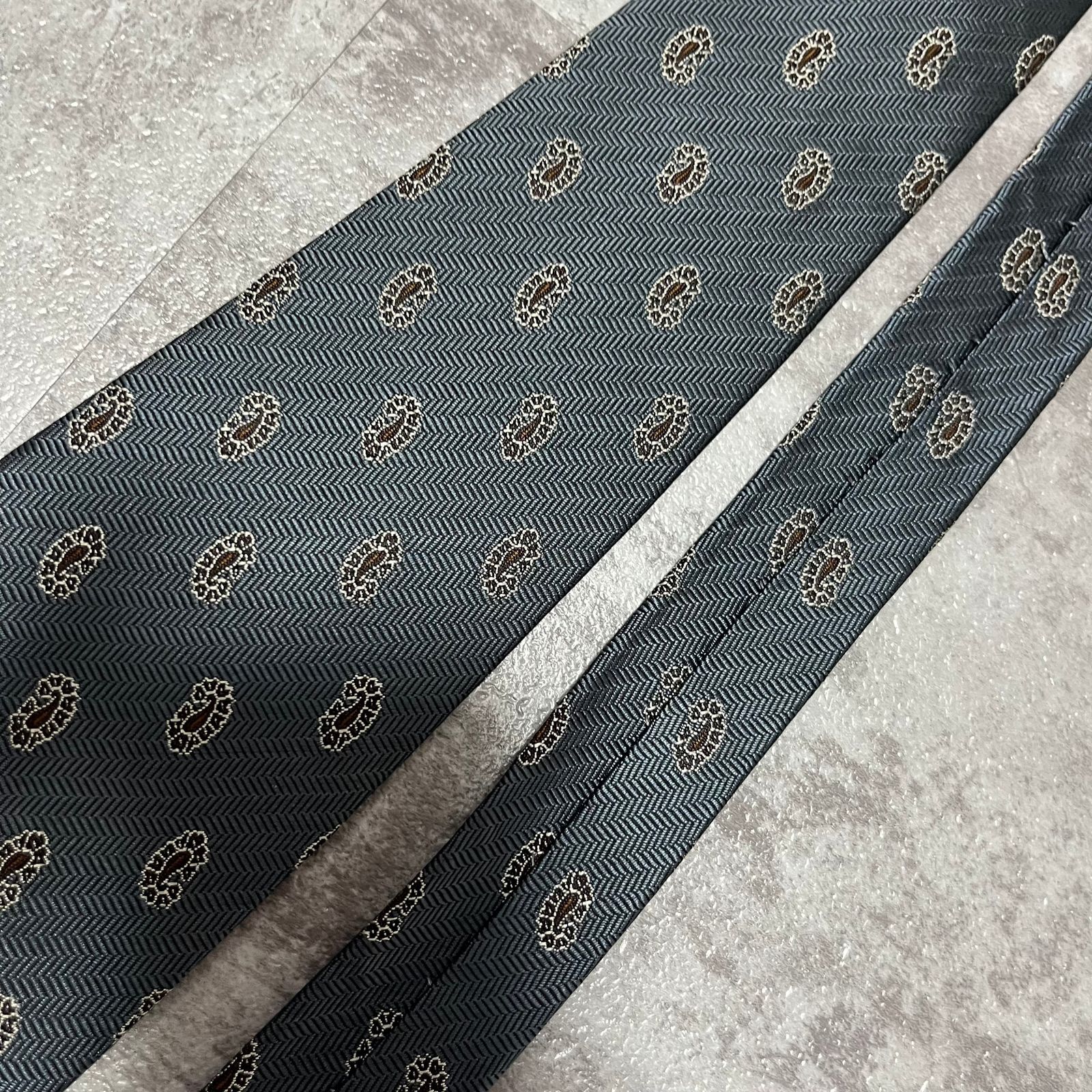 【Burberry】小紋ペイズリーネクタイ　グレー　ロゴ入り　ホースロゴ