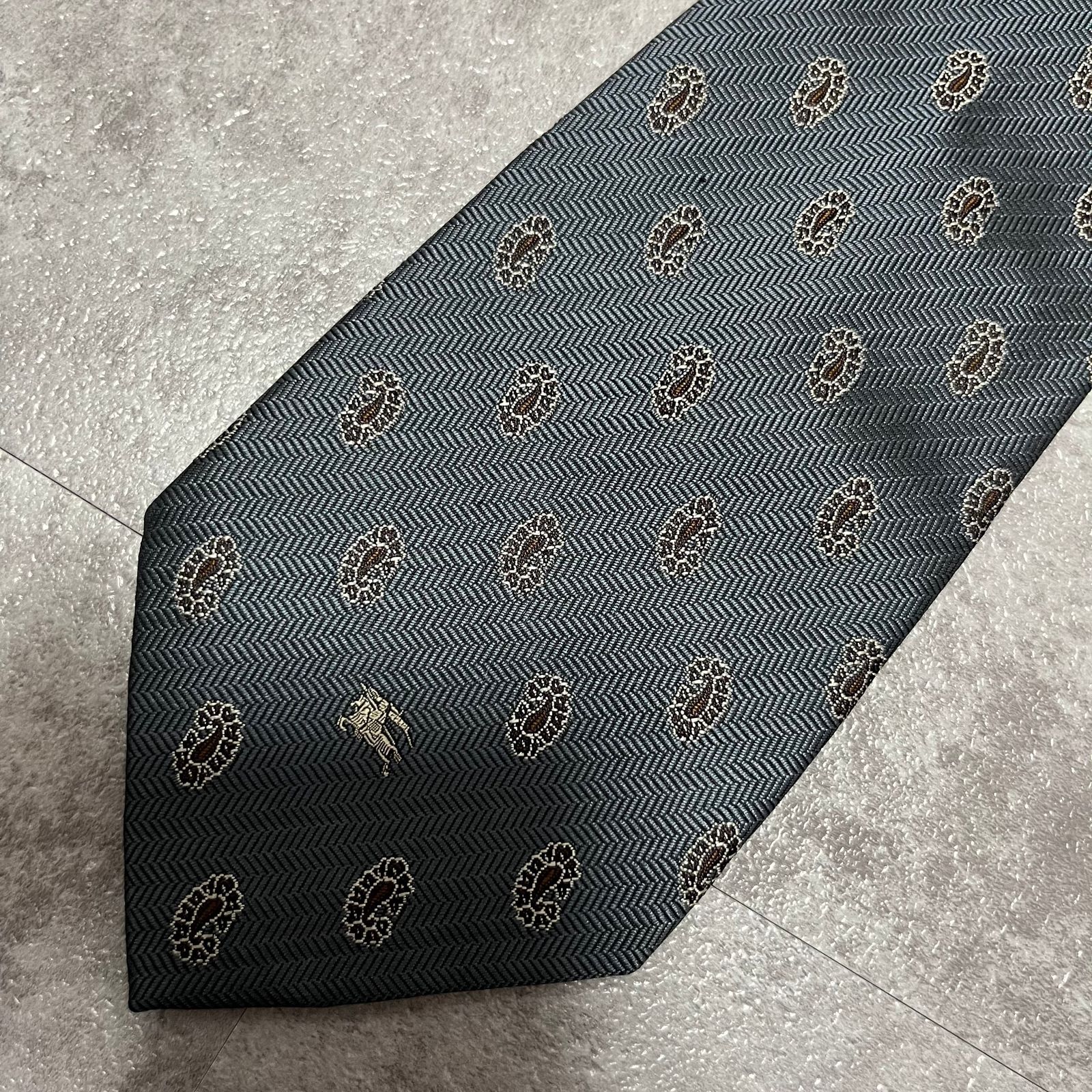 【Burberry】小紋ペイズリーネクタイ　グレー　ロゴ入り　ホースロゴ