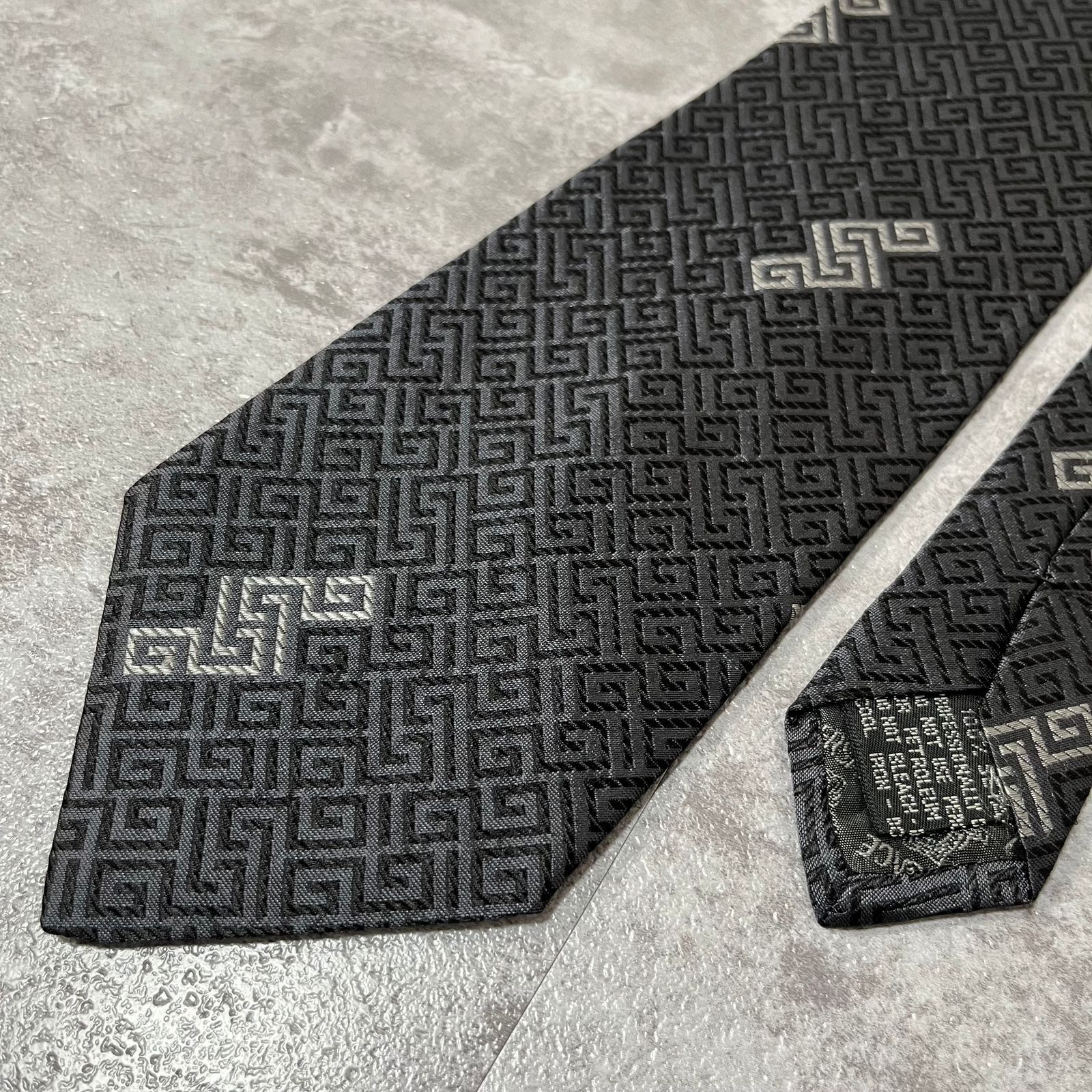 未使用タグ付き✨️ VERSACE ネクタイ バロック グレカ模様 ストライプ 楽天市場】【中古】 ヴェルサーチクラシックVERSACE CLASSIC V2 斜め