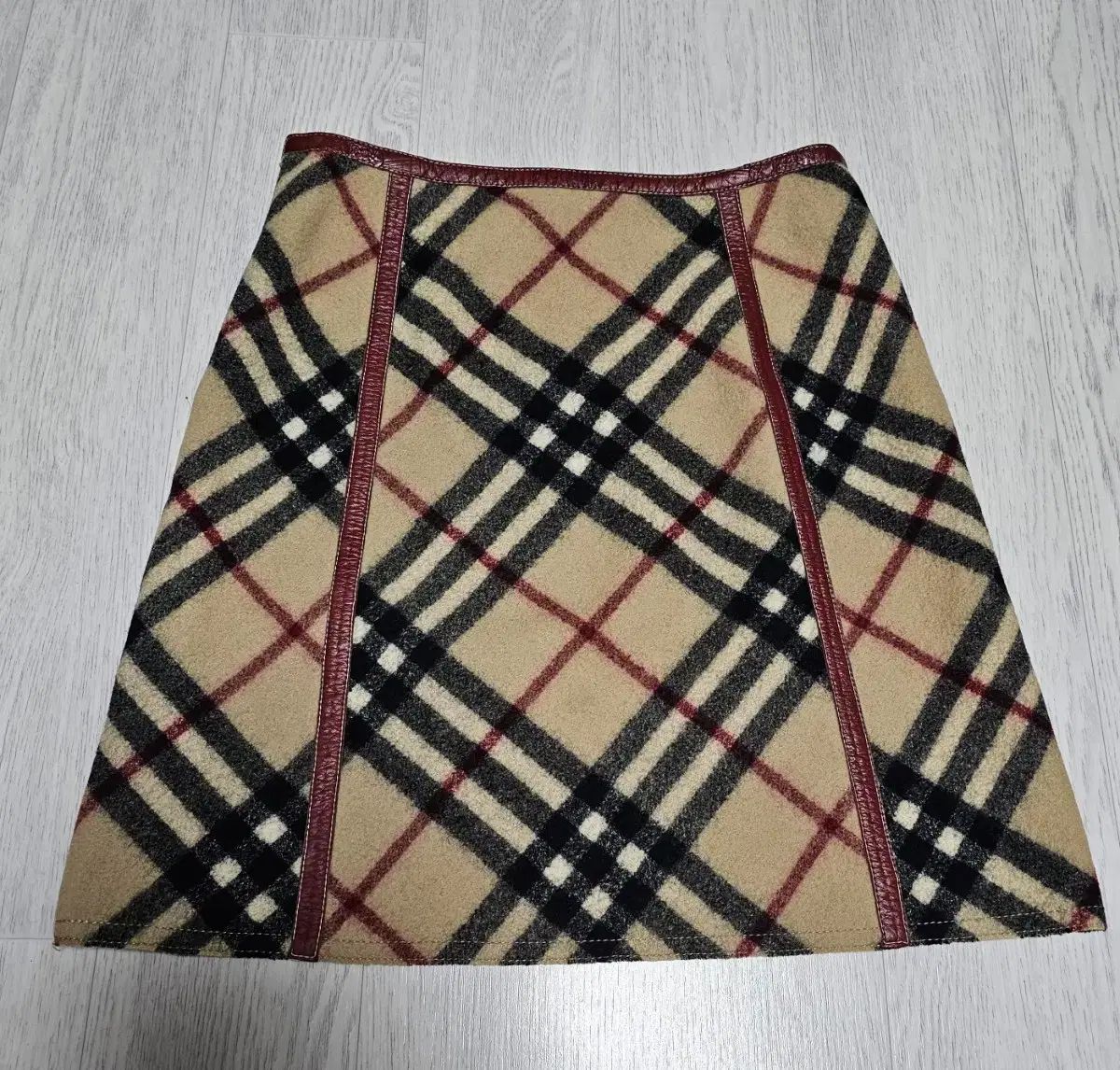 『未使用品』BURBERRY LONDON ENGLAND 羊革　スカート 正規品 レディース バーバリーロンドン ブルーレーベル 100% ウール