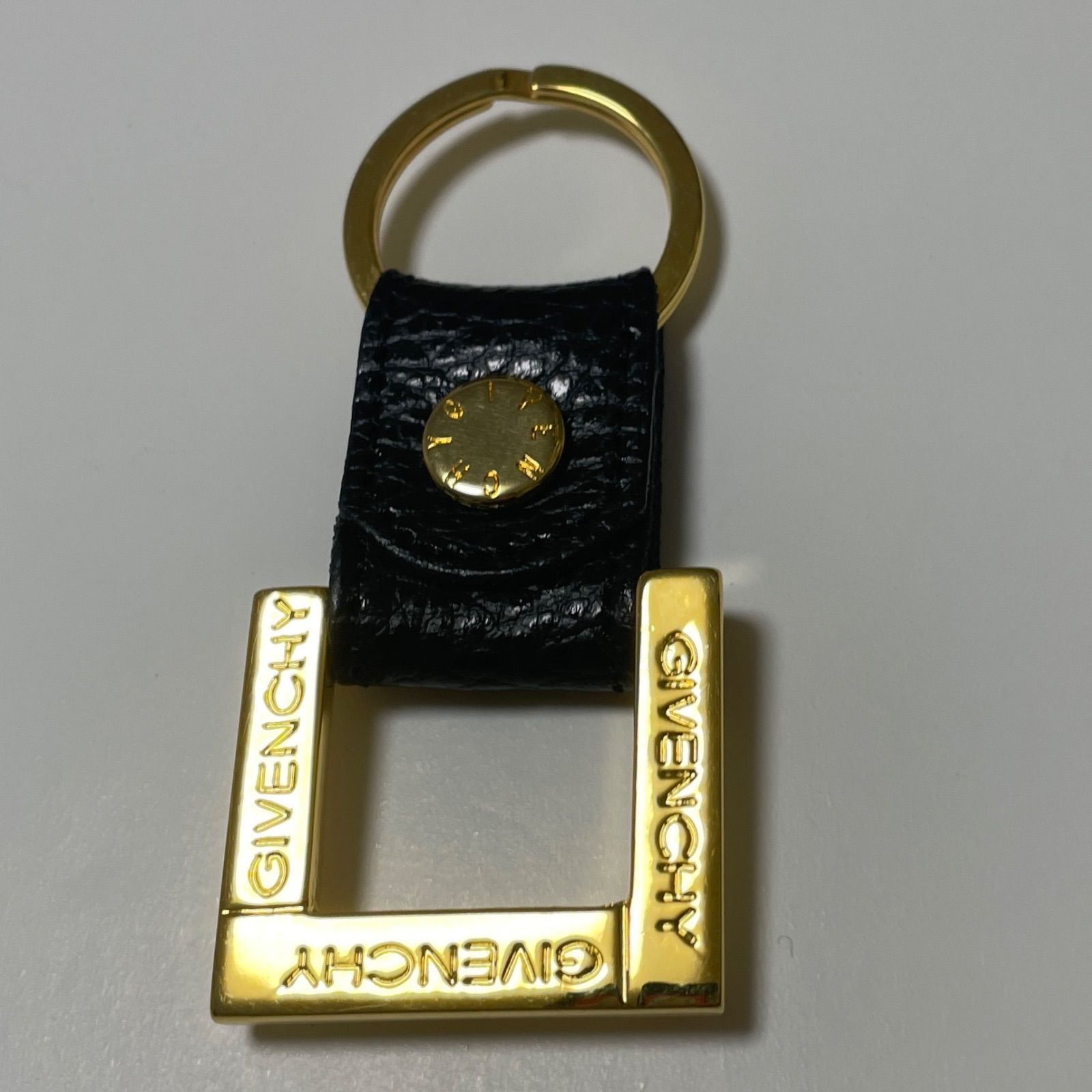 新品未使用ジバンシーgivenchyレザースタッズキーリングキーホルダーブラック GIVENCHY ジバンシー ロゴ入りレザーキーホルダー ブラック - メルカリ