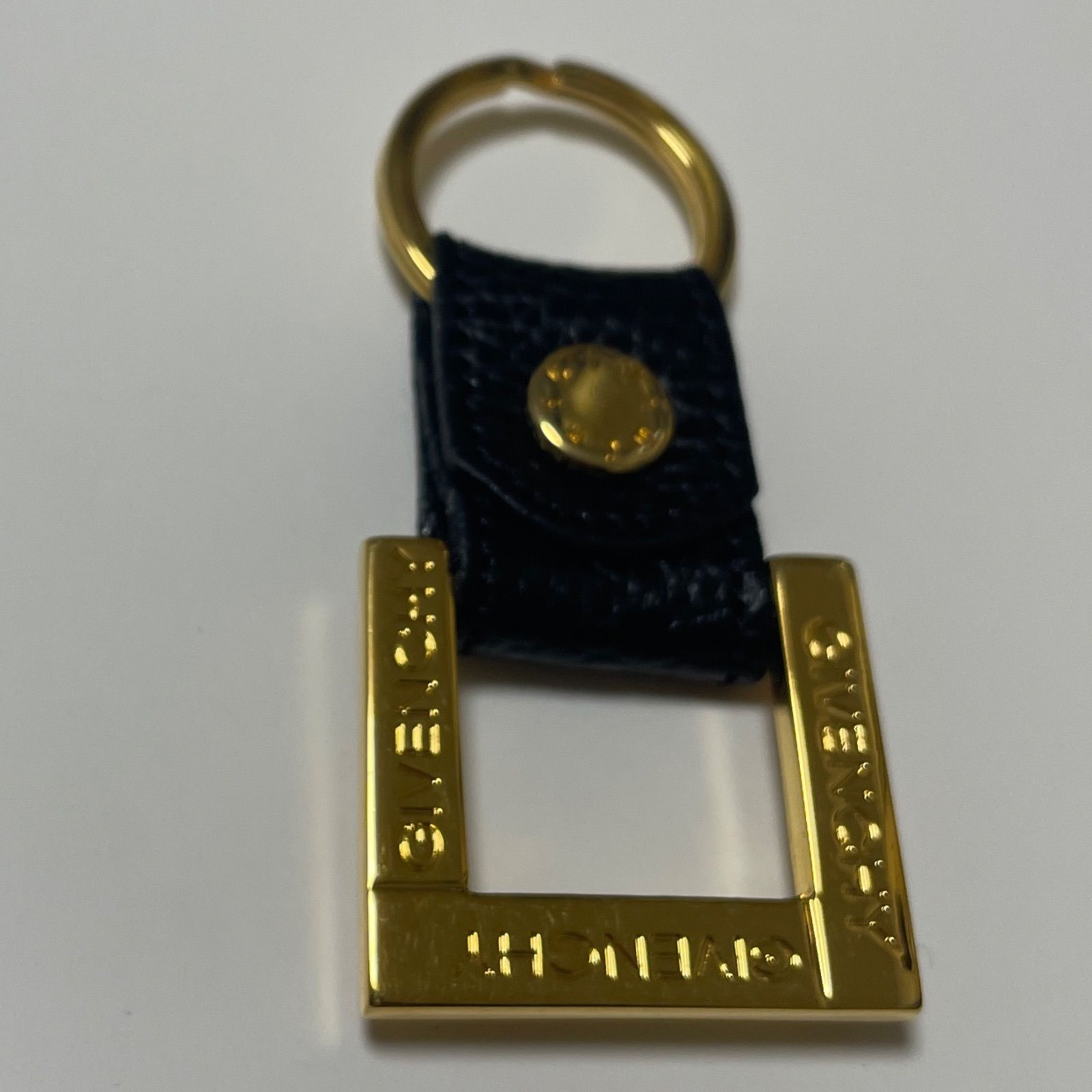 GIVENCHY ブラックレザーキーホルダー GIVENCHY ジバンシー ロゴ入りレザーキーホルダー ブラック - メルカリ