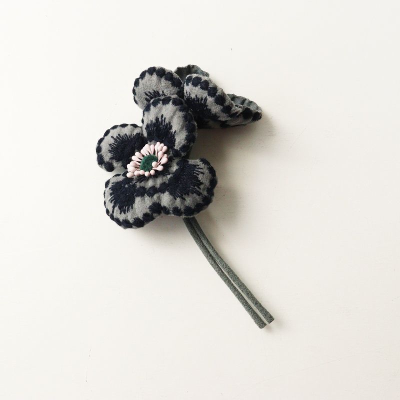 24-25AW❁⃘*. mina perhonen blumen コサージュ mina perhonen(ミナ ペルホネン)｜blumen ブローチ/ベージュ の通販