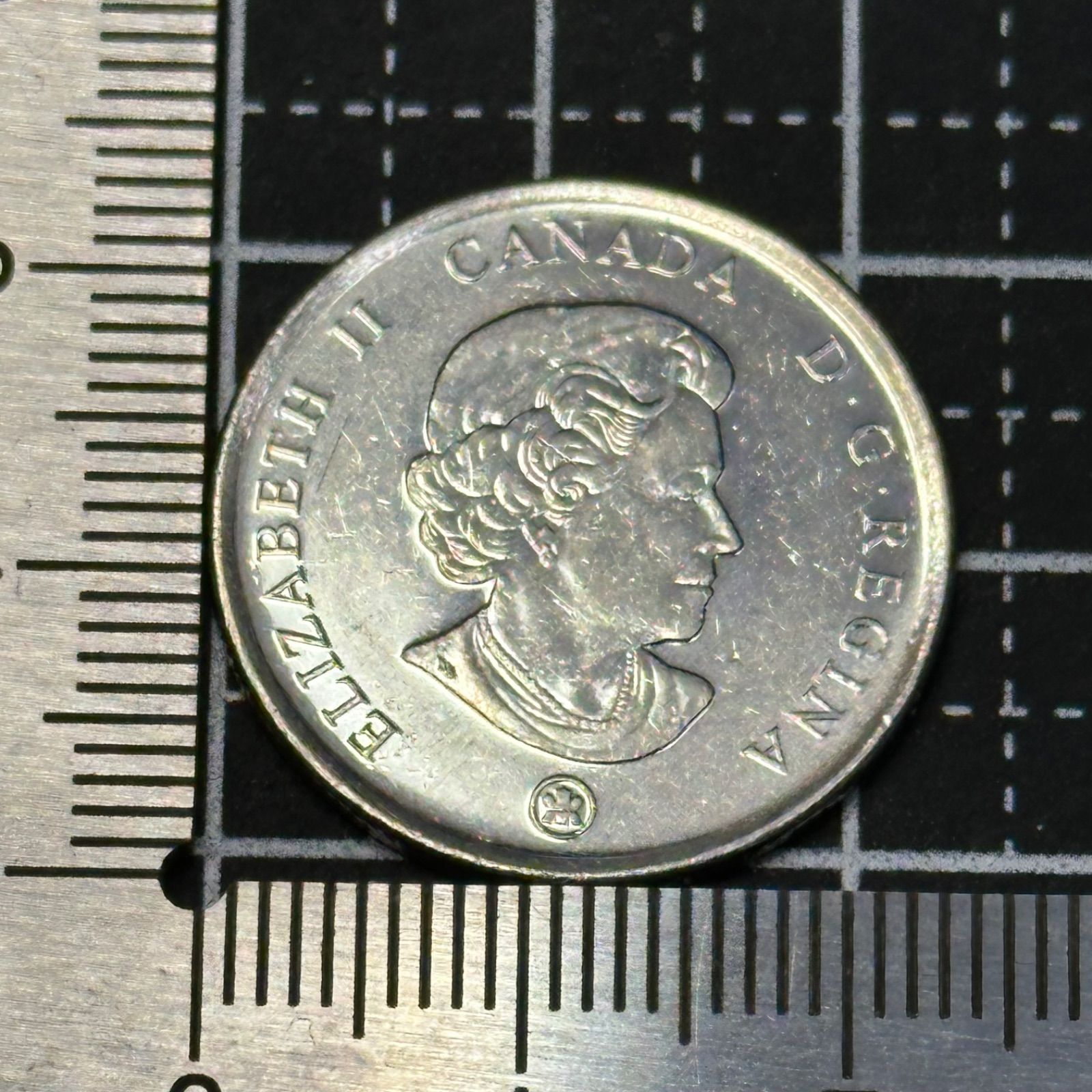 海外コイン】2008年 カナダ 25セント記念貨／メープルリーフと月桂冠 エリザベス2世肖像 近代記念デザイン 550 - メルカリ