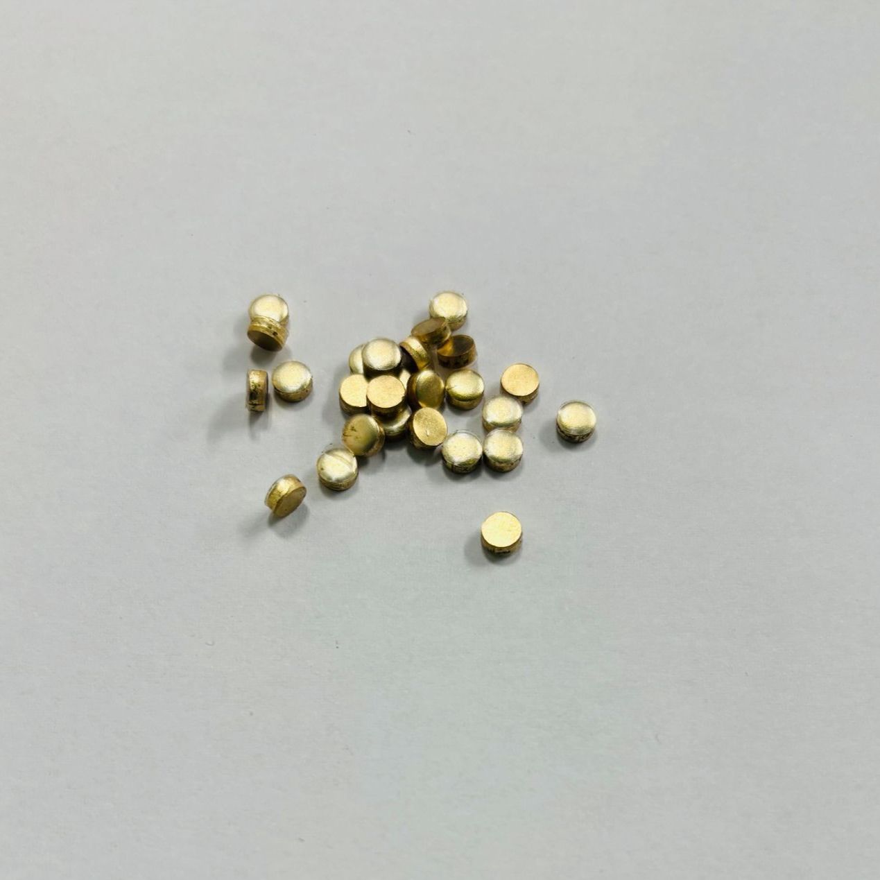 真鍮丸チップ端材 Φ4.5×2.0 mm ／約170個 ハンドメイド・アクセサリー 