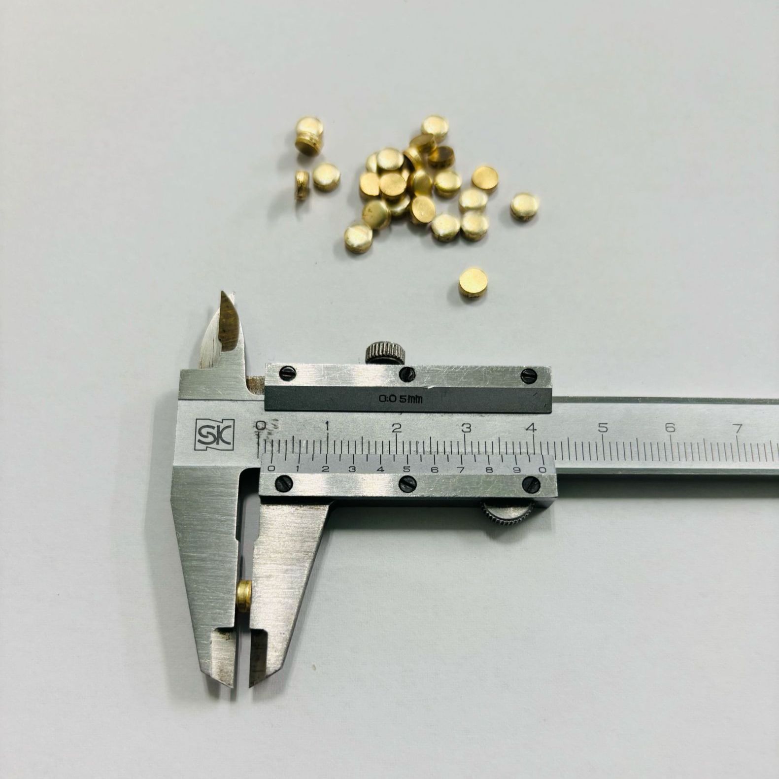 真鍮丸チップ端材 Φ4.5×2.0 mm ／約170個 ハンドメイド・アクセサリー 