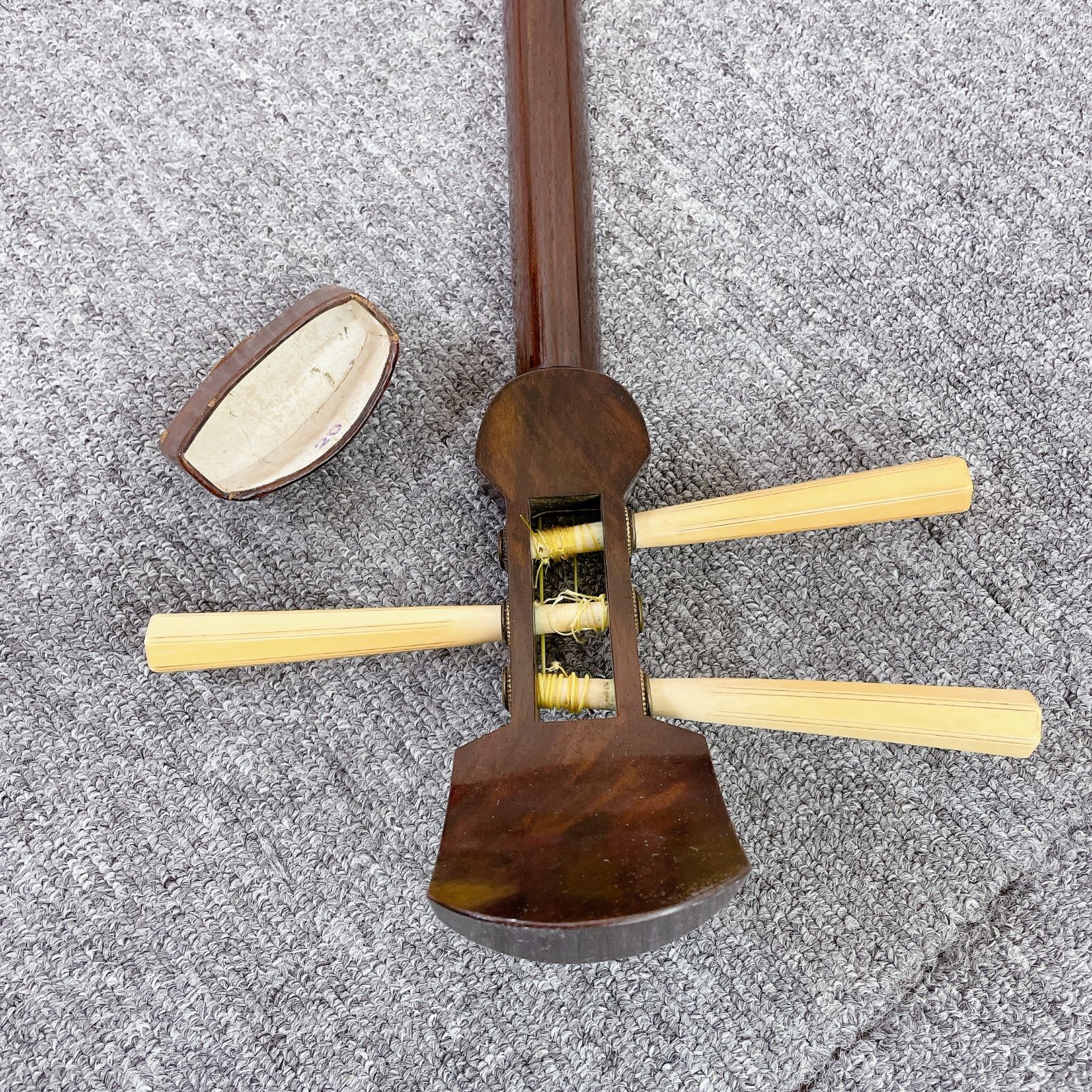 地唄三味線 細棹 一本溝 丸打胴 紅木 和楽器 地唄三味線 細棹 一本溝 丸打胴 紅木 和楽器