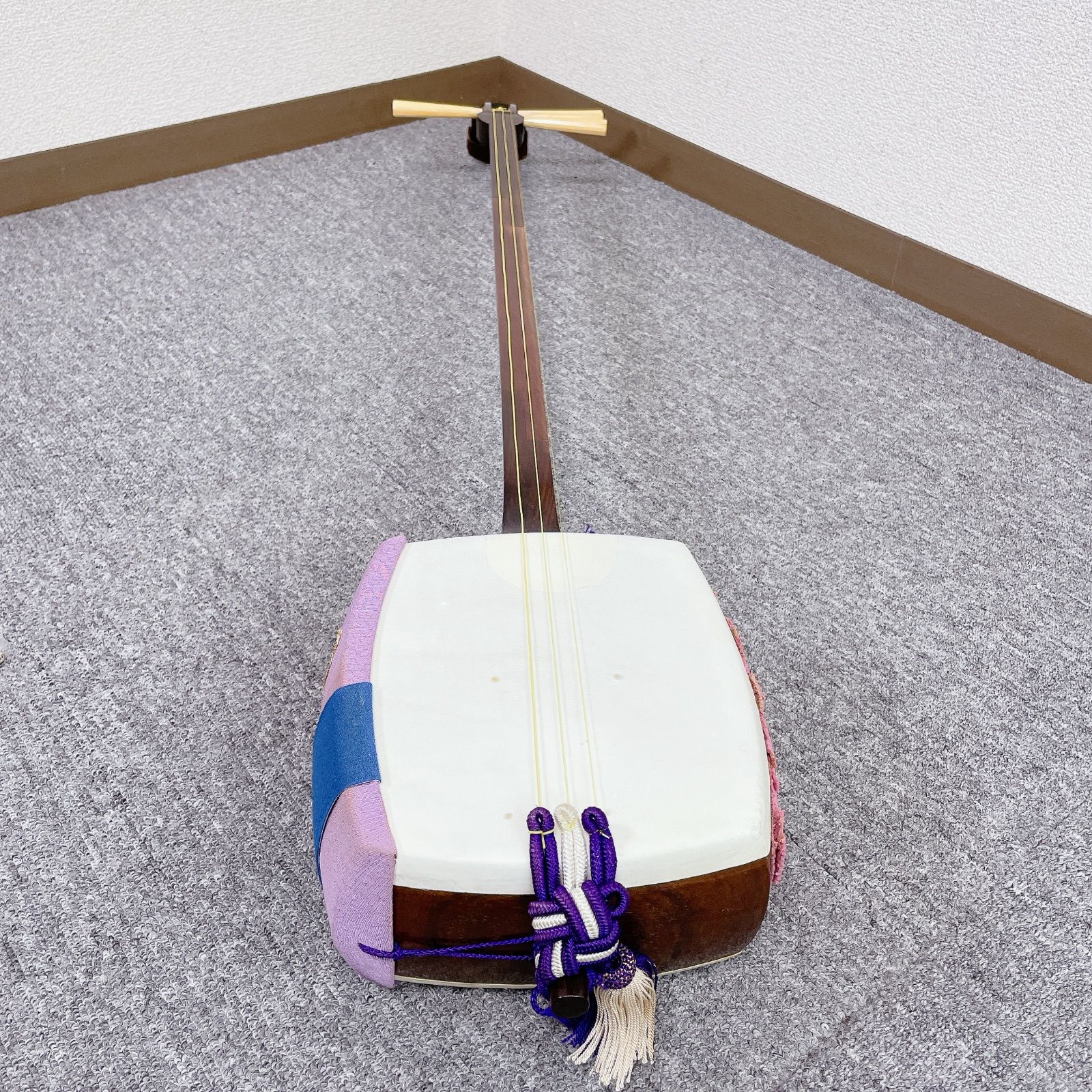 三味線 細棹 トチ紅木 犬皮 丸打胴 和楽器　一本溝 三味線 細棹 トチ紅木 犬皮 丸打胴 和楽器 一本溝