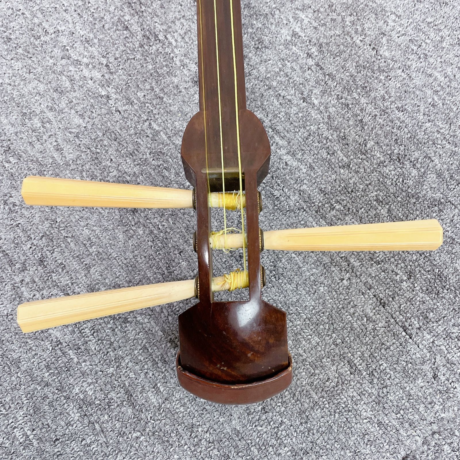 ✨美品✨細棹三味線 紅木 丸打胴 バチ付 付属多数 和楽器 三味線 細棹 紅木 平溝 丸打胴 和楽器 - メルカリ