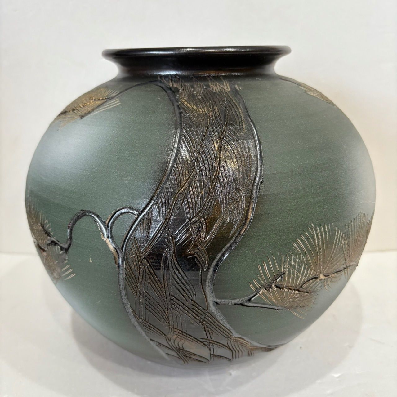 信楽窯 花瓶】三彩作 松 彫刻 花器 インテリア 陶器 飾り壺 - メルカリ