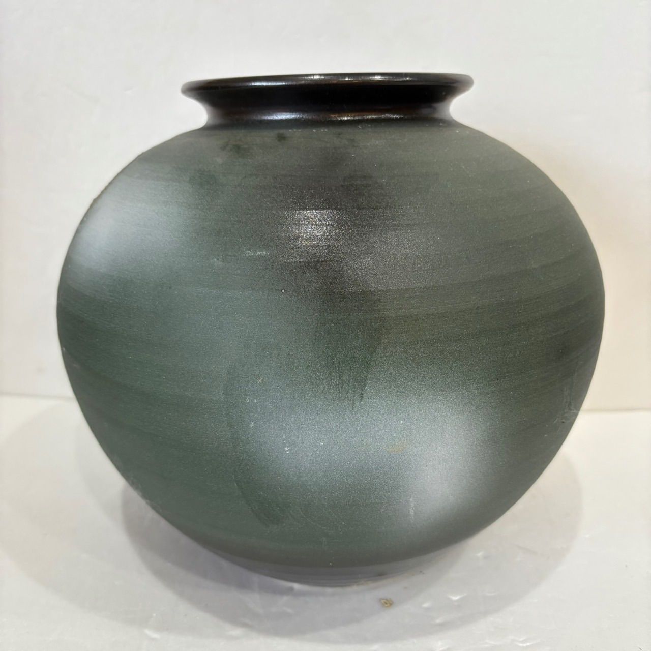 信楽窯 花瓶】三彩作 松 彫刻 花器 インテリア 陶器 飾り壺 - メルカリ