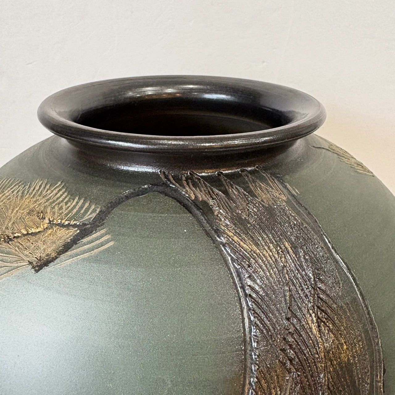 信楽窯 花瓶】三彩作 松 彫刻 花器 インテリア 陶器 飾り壺 - メルカリ