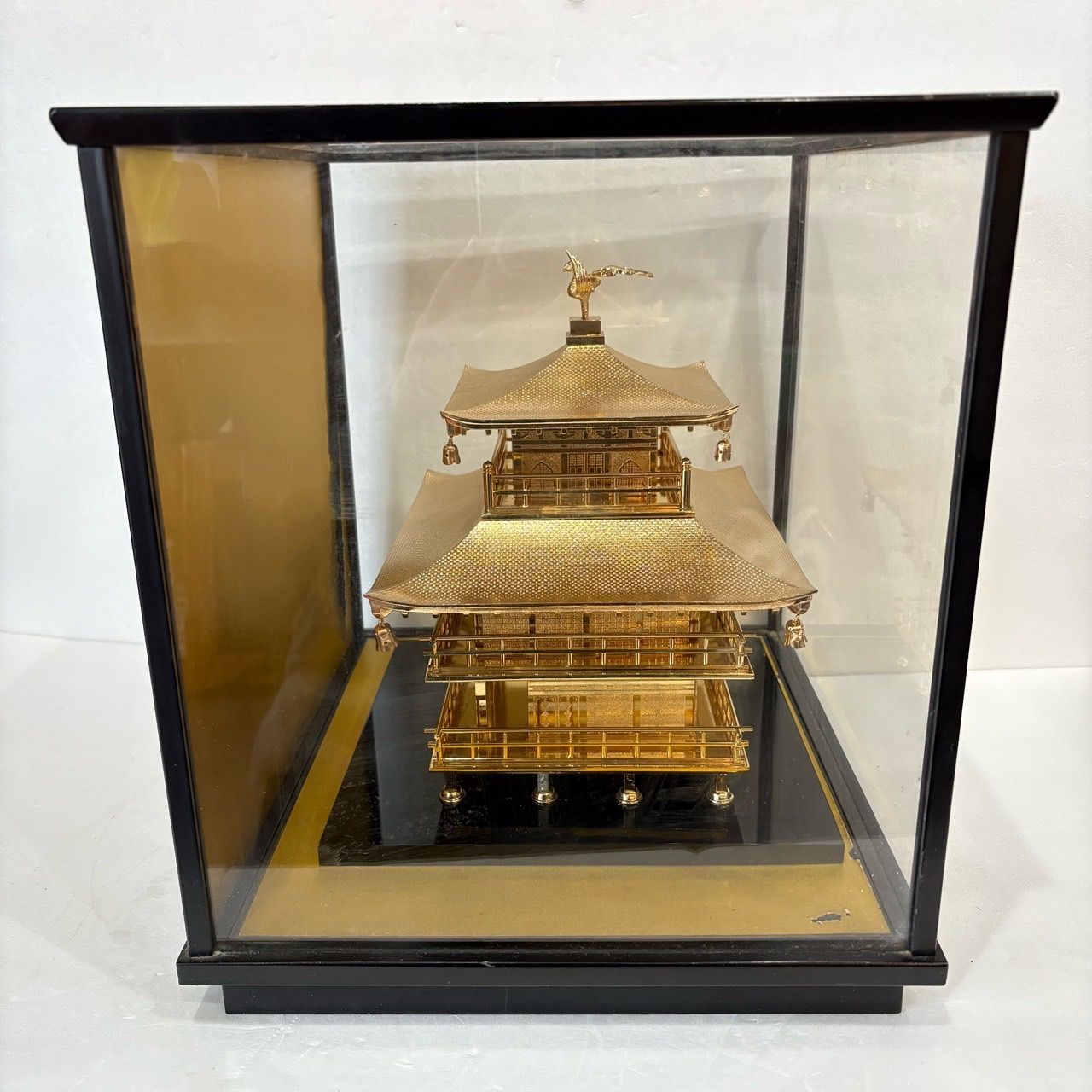 金閣寺 置物】金属製 オブジェ 模型 ガラスケース入り - メルカリ