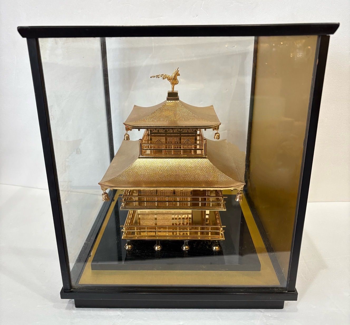 金閣寺 置物】金属製 オブジェ 模型 ガラスケース入り - メルカリ