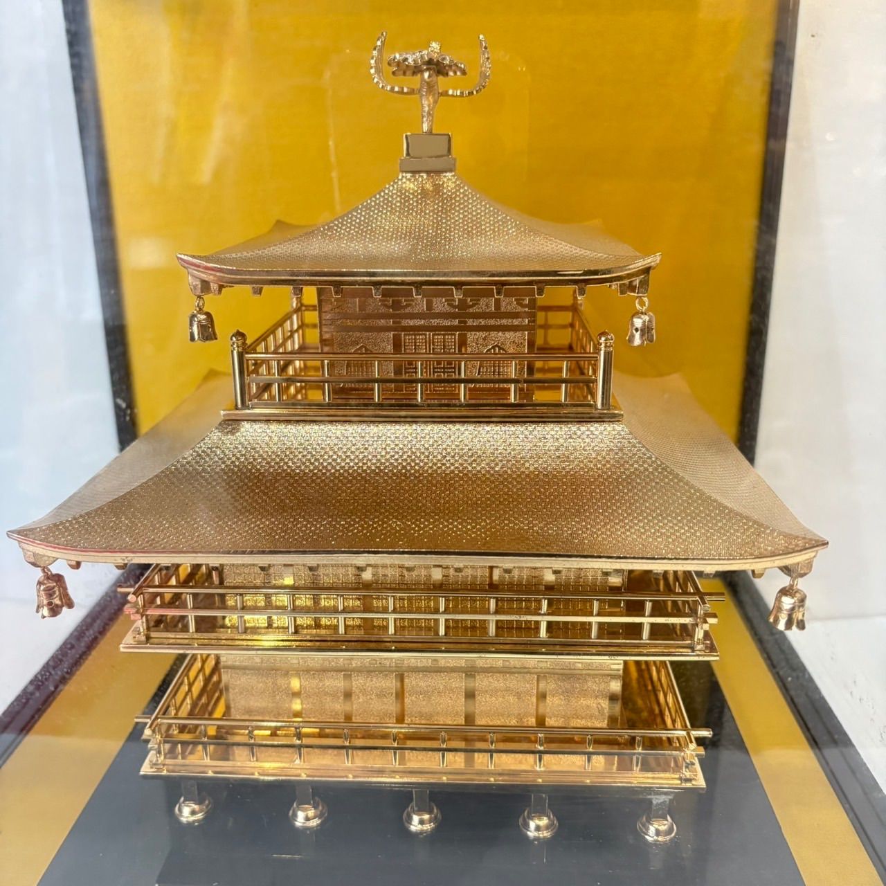 金閣寺 置物】金属製 オブジェ 模型 ガラスケース入り - メルカリ