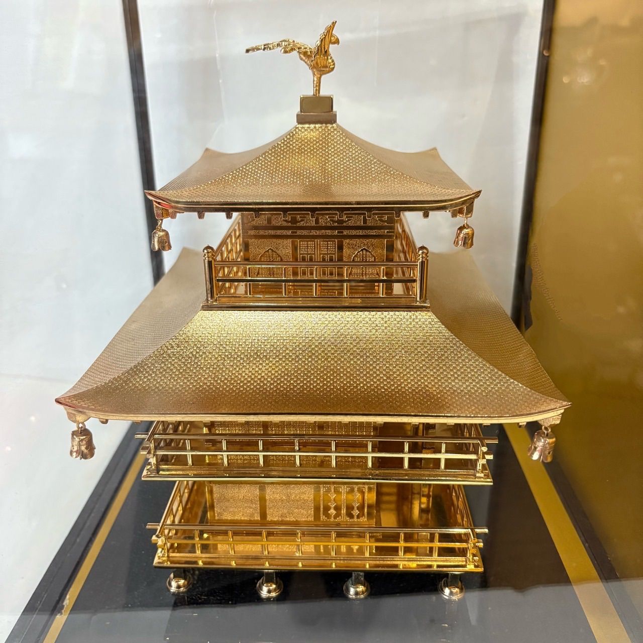 金閣寺 置物】金属製 オブジェ 模型 ガラスケース入り - メルカリ