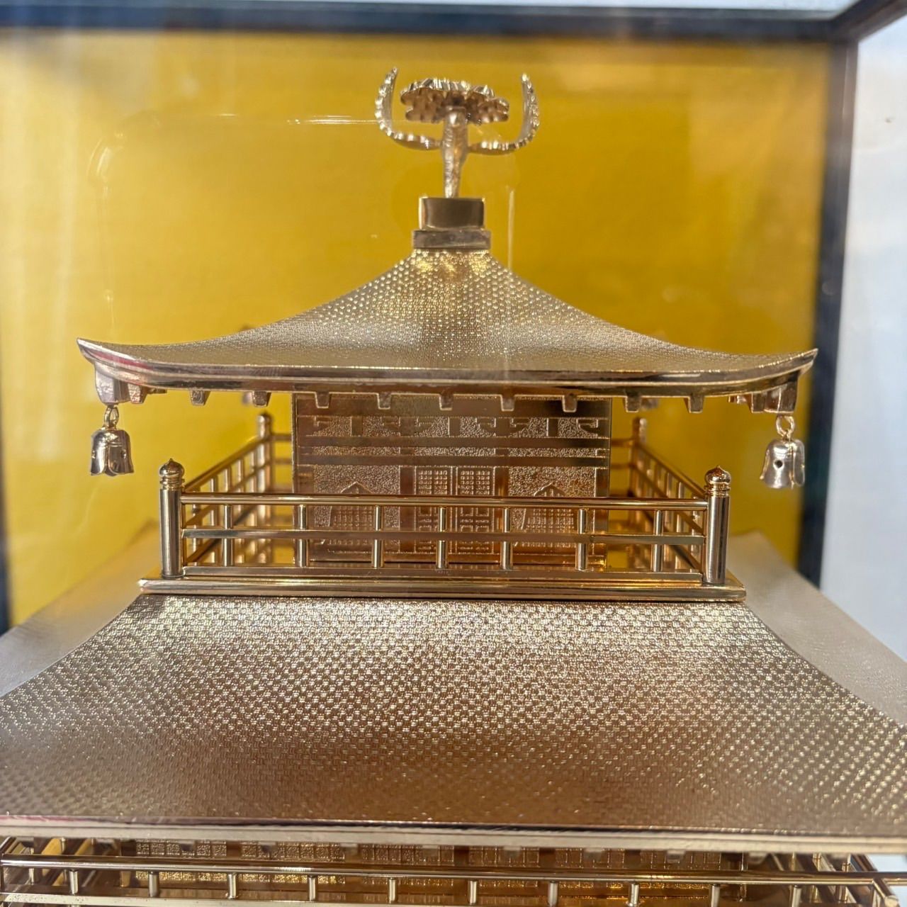 金閣寺 置物】金属製 オブジェ 模型 ガラスケース入り - メルカリ