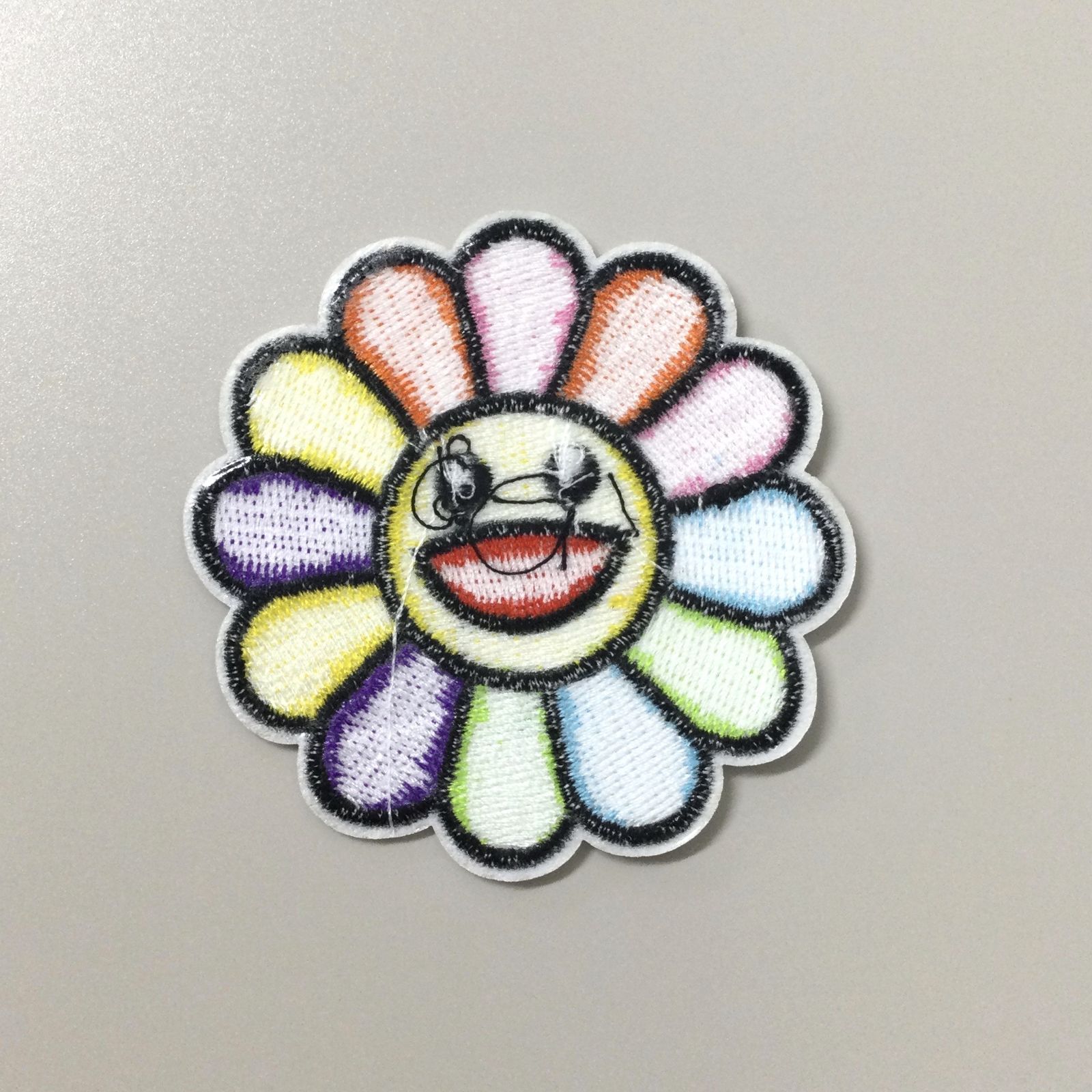 a272【新品・未使用品】ニコちゃん アイロンワッペン レインボーカラー