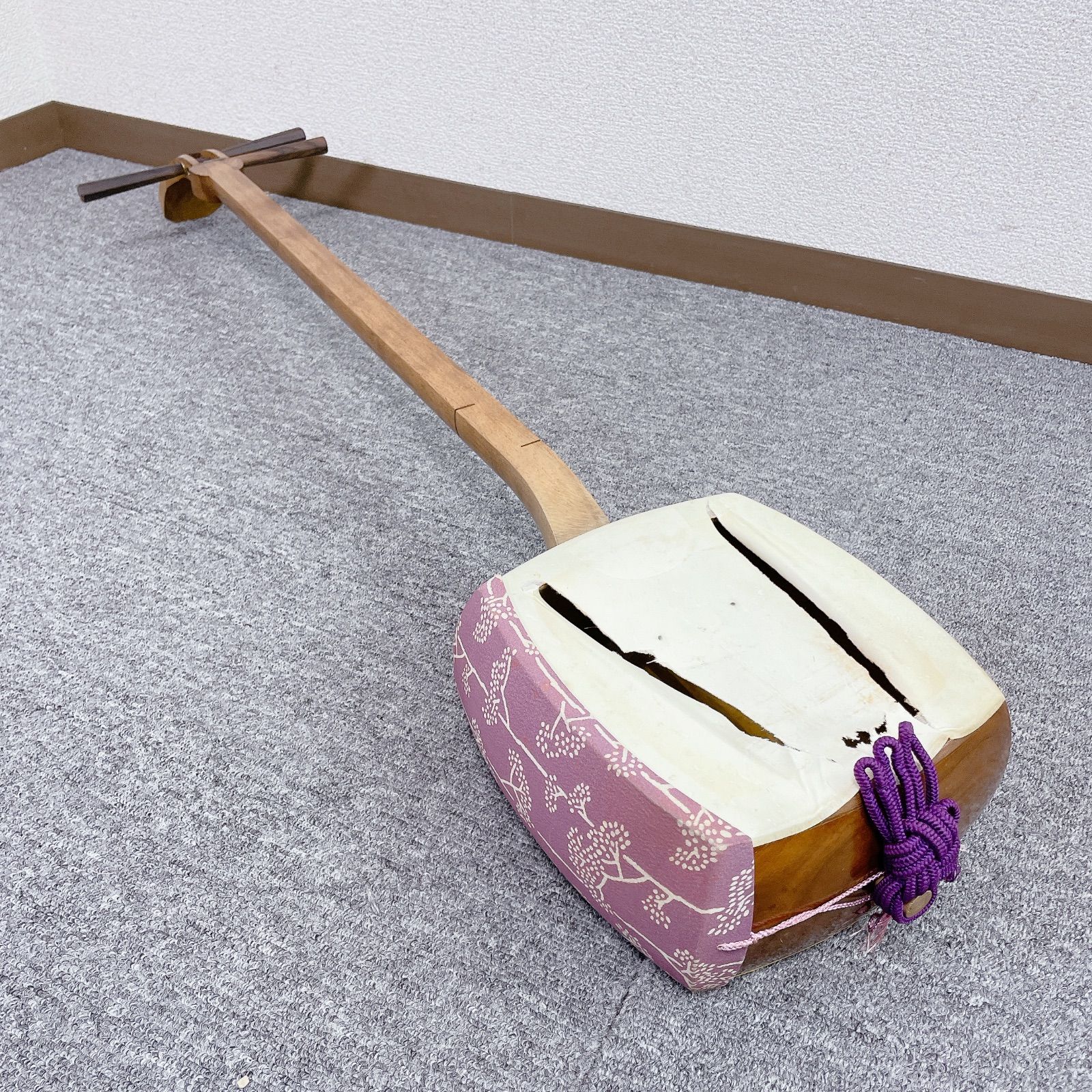 三味線 中棹 一本溝 金細 白紅木 希少 綾杉胴 鳩胸 和楽器 - メルカリ