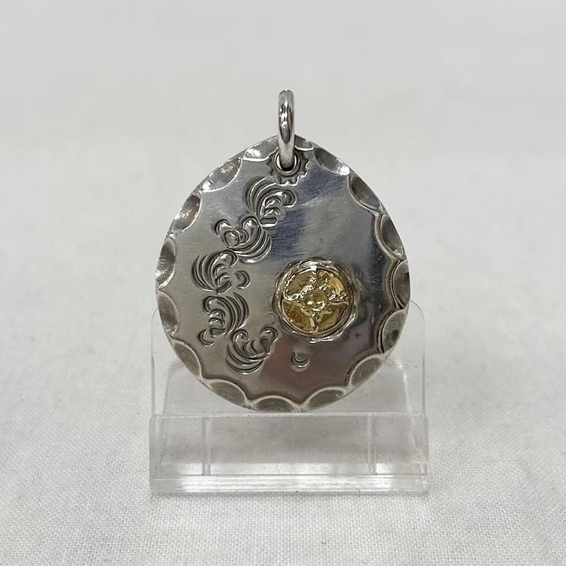 ファーストアローズ K18付き唐草タタキメタルトップ40φ ペンダント