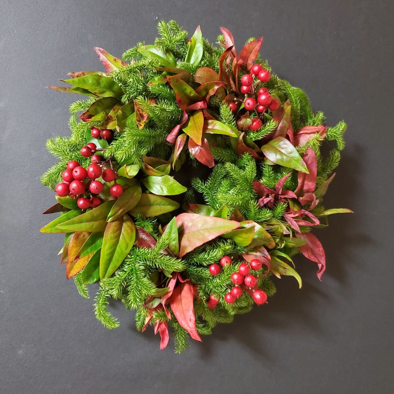 神聖な植物 日陰葛(ヒカゲノカズラ)のリース～南天とオタフクナンテン